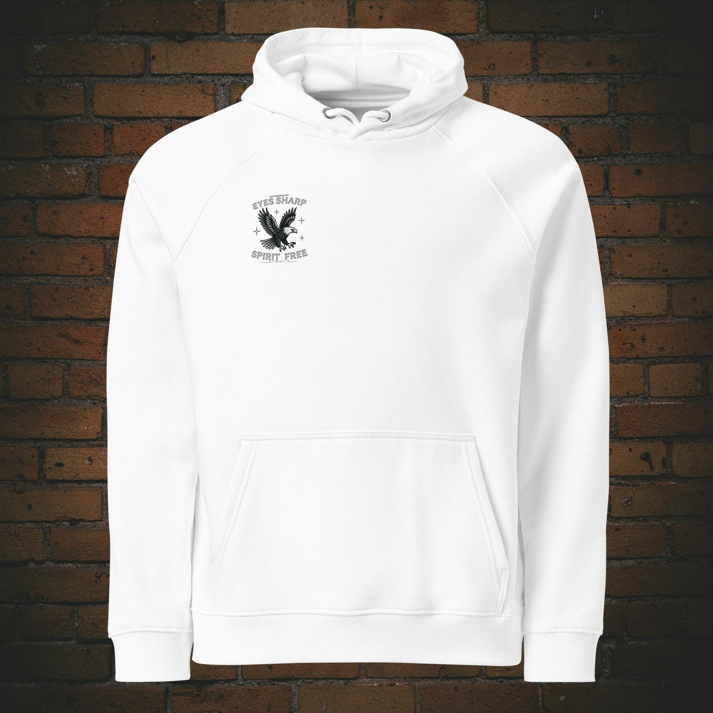 Spruch: Eyes Sharp Spirit Free – Adler Krafttier Bio Hoodie Unisex Vintage Schwarzes Design auf weißen Kapuzenpullover - Druck auf der Brust rechts in klein