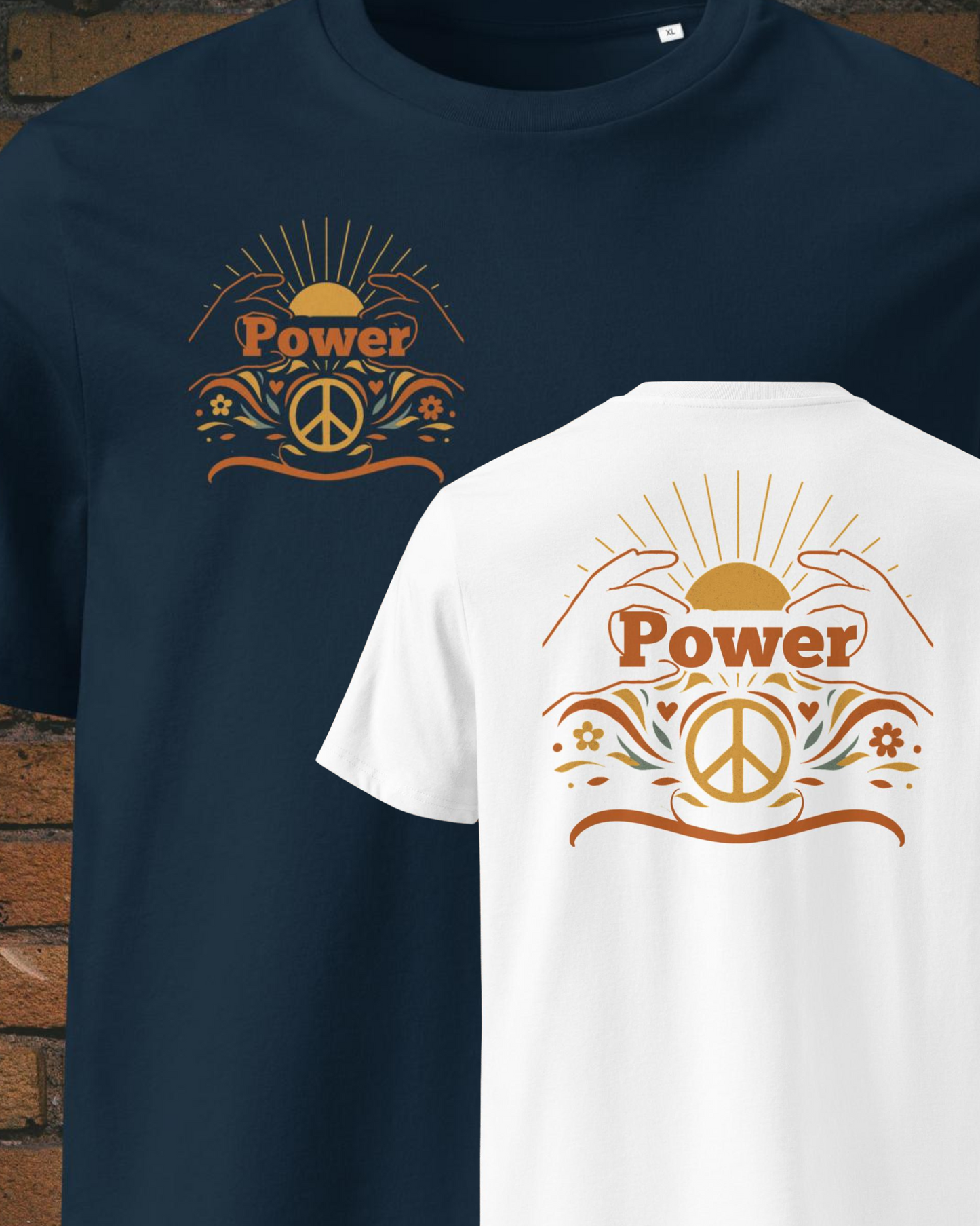 T-Shirts mit Peace-Zeichen, Sonnenaufgang und dem Schriftzug „Power“, umrahmt von floralen Elementen und stilisierten Händen – Front- und Rückenansicht auf Marineblau und Weiß.