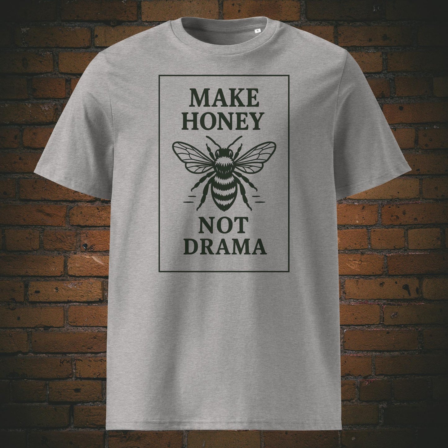 T-Shirt mit dem Krafttier Biene und Spruch - Design in Schwarz - Shirtfarbe: hellgrau