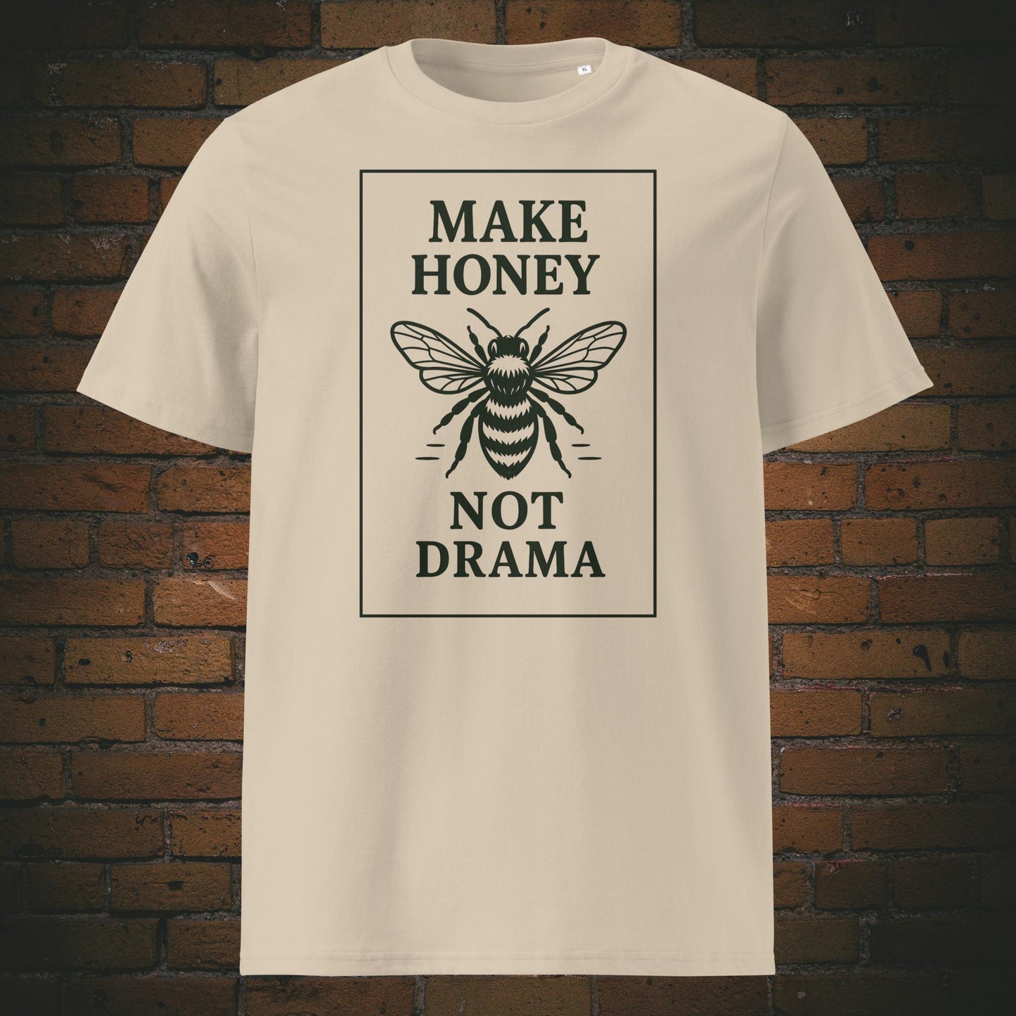 T-Shirt mit dem Krafttier Biene und Spruch - Design in Schwarz - Shirtfarbe: Sandfarben