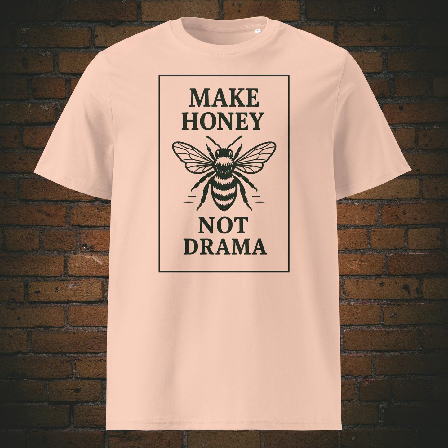 T-Shirt mit dem Krafttier Biene und Spruch - Design in Schwarz - Shirtfarbe: Pfirsichfarben