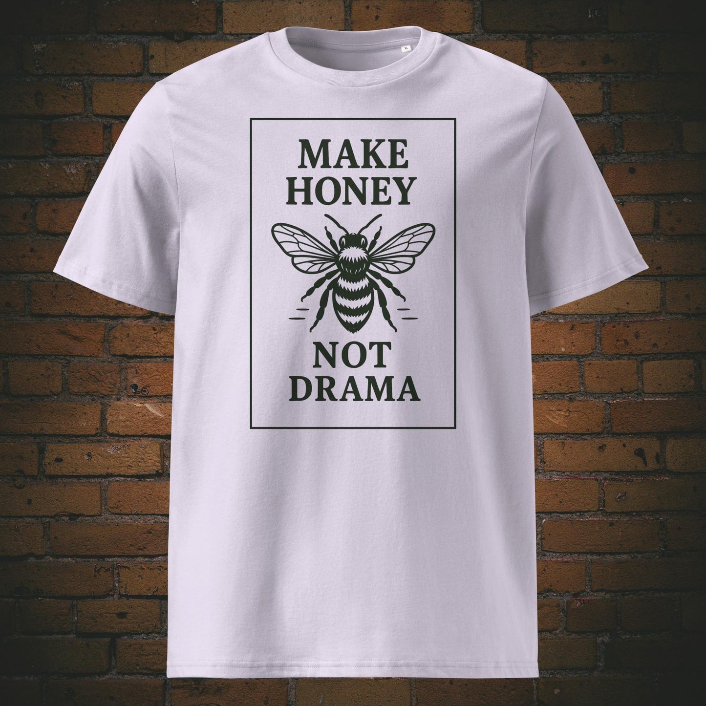 T-Shirt mit dem Krafttier Biene und Spruch - Design in Schwarz - Shirtfarbe: Lavendel