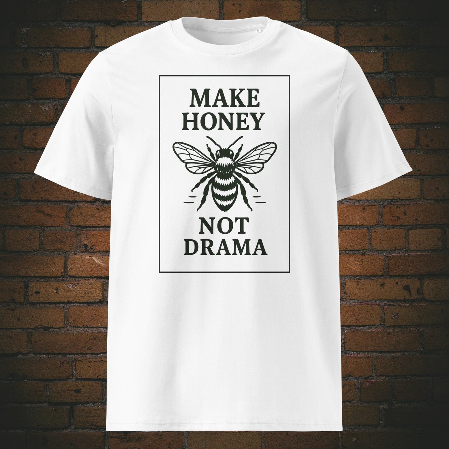 T-Shirt mit dem Krafttier Biene und Spruch - Design in Schwarz - Shirtfarbe: weiss