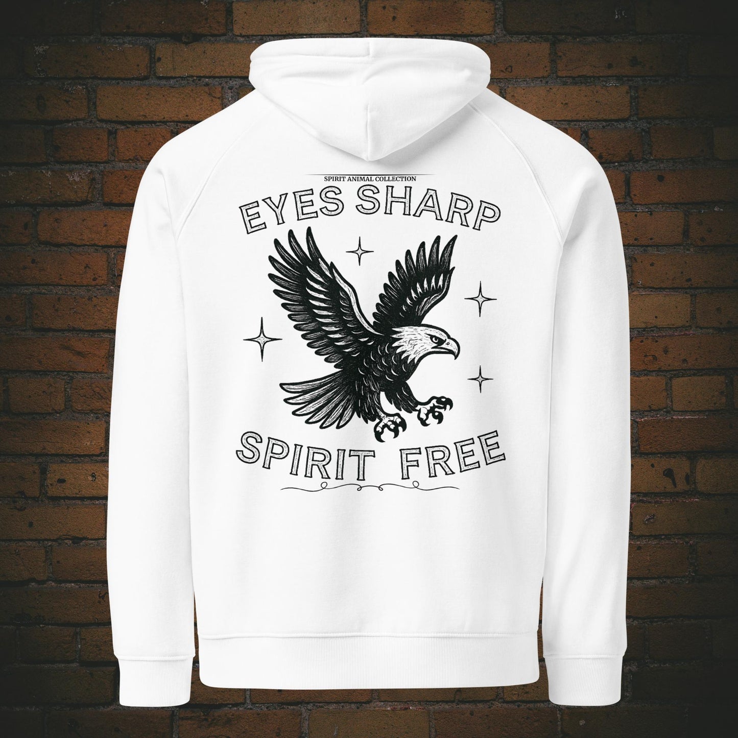 Spruch: Eyes Sharp Spirit Free – Adler Krafttier Bio Hoodie Unisex Vintage Schwarzes Design auf weißen Kapuzenpullover - Druck auf dem Rücken in Groß