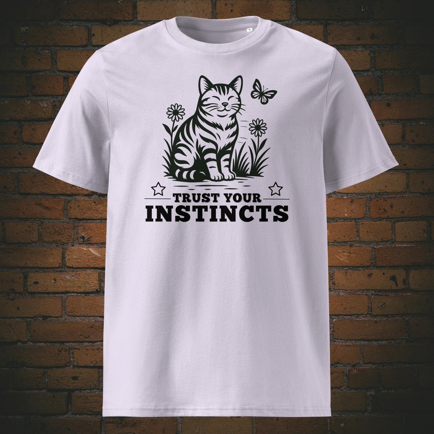 Katze in schwarz mit Blumen und Spruch gedruckt auf T-Shirt in der Farbe: Lavendel