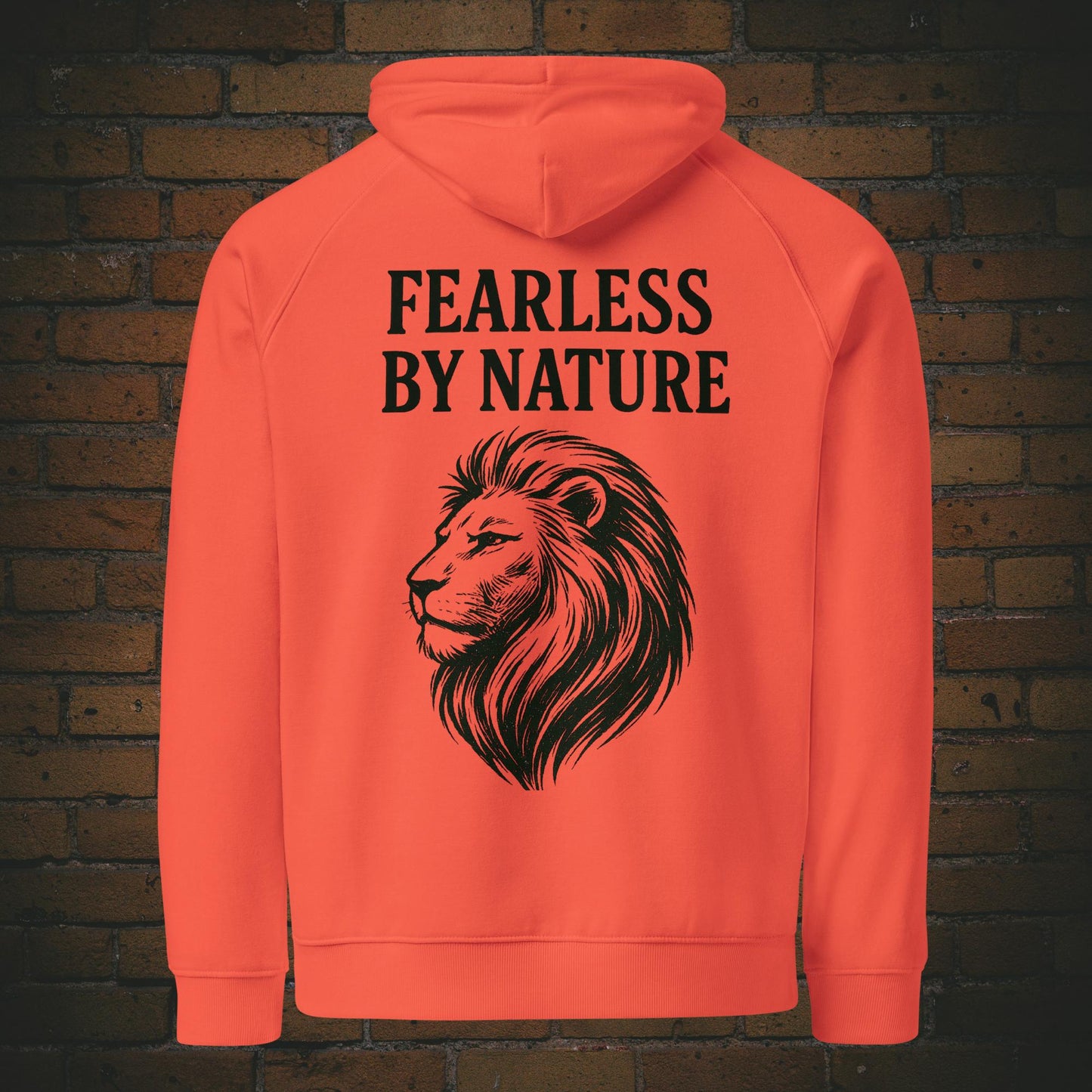 Hoodie Löwe Fearless by Nature – Schwarzes Krafttier Design Unisex - Druck auf dem Rücken - Kapuzenpullover in der Farbe orange
