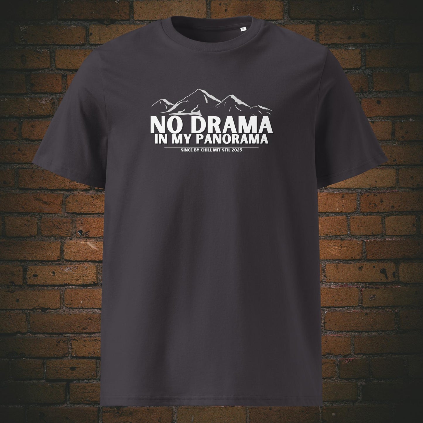 No Drama Shirt, Panorama T-Shirt Berge, Bio T-Shirt mit Statement, Unisex Shirt mit Bergmotiv, Fair Fashion mit Haltung, Weißes Sprüche T-Shirt, Veganes Streetwear Shirt, Achtsamkeit Kleidung, Naturverbunden Mode, GOTS zertifiziertes Shirt, T-Shirt Chill mit Stil, Shirt gegen Stress, Statement T-Shirt mit Logo, Slow Fashion Print, Nachhaltige Mode mit Message