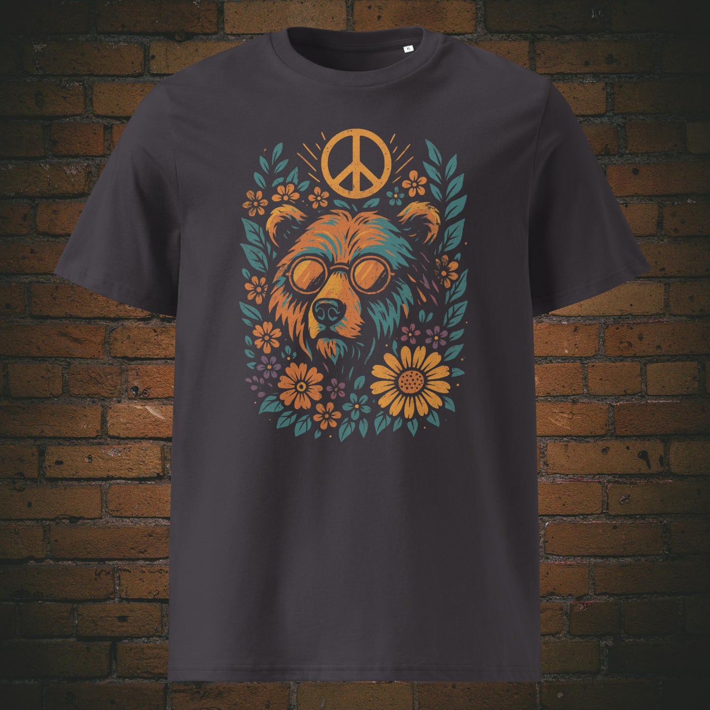 Anthrazit farben T-Shirt mit buntem Hippie-Bären-Motiv, umgeben von Blumen und Peace-Zeichen, Retro-Stil mit Sonnenbrille und floraler Verzierung.