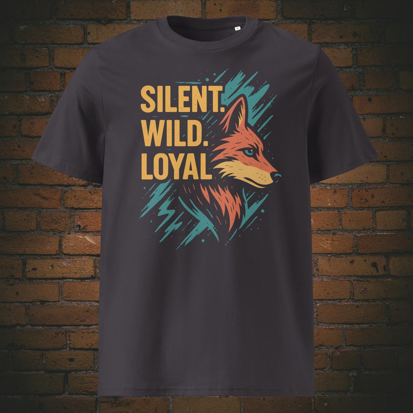 Anthrazites T-Shirt mit Fuchs-Motiv und Spruch „Silent. Wild. Loyal.“ – stilisierte Illustration in leuchtenden Farben mit dynamischem Hintergrund.