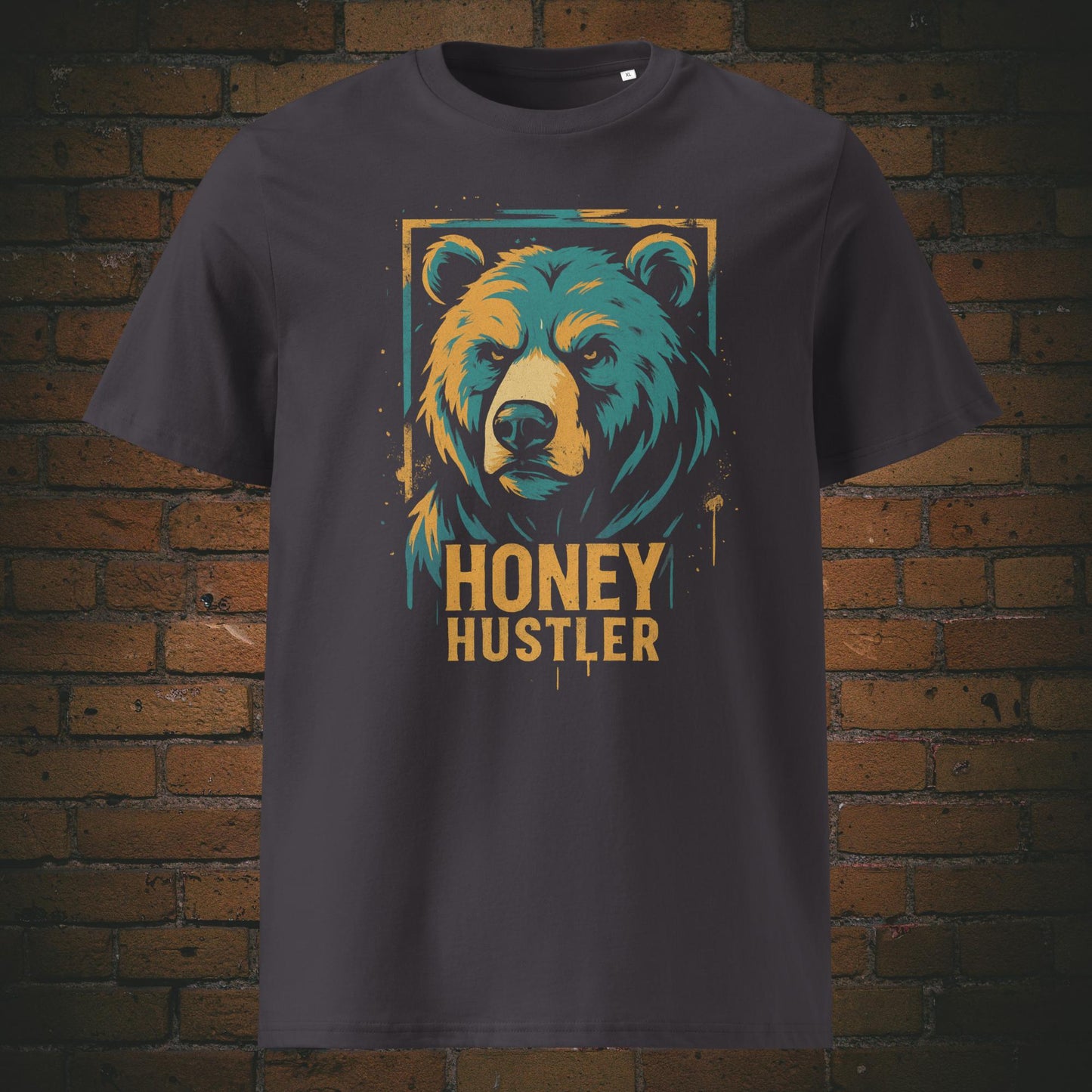 T-Shirt mit stylischem Bärenkopf im Graffiti-Look, kombiniert mit frechem Spruch „Honey Hustler“ – ideal für starke Charaktere mit Humor. Shirtfarbe: Anthrazit