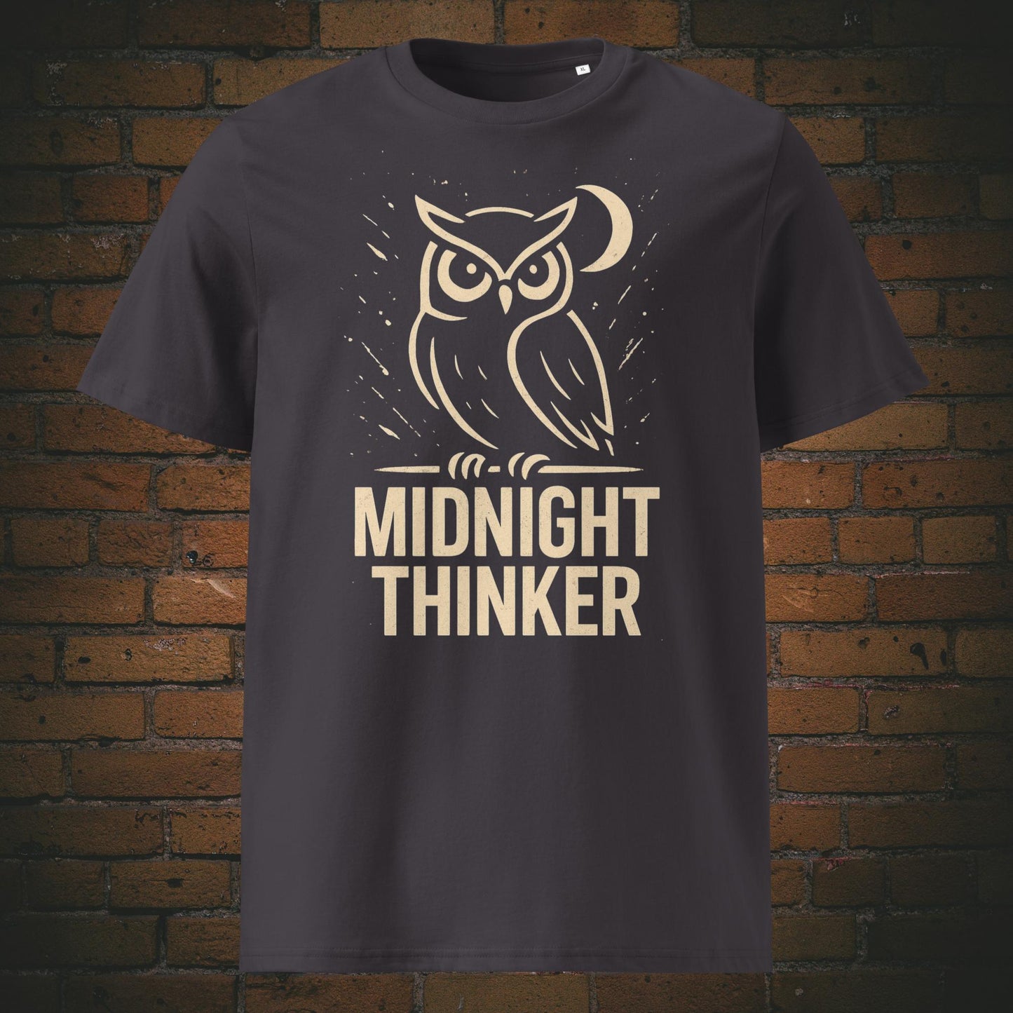 Dunkelgraues T-Shirt mit Eulenmotiv und Spruch „Midnight Thinker“, minimalistische Illustration einer Eule mit Halbmond, ideal für Nachtschwärmer. Shirtfarbe anthrazit