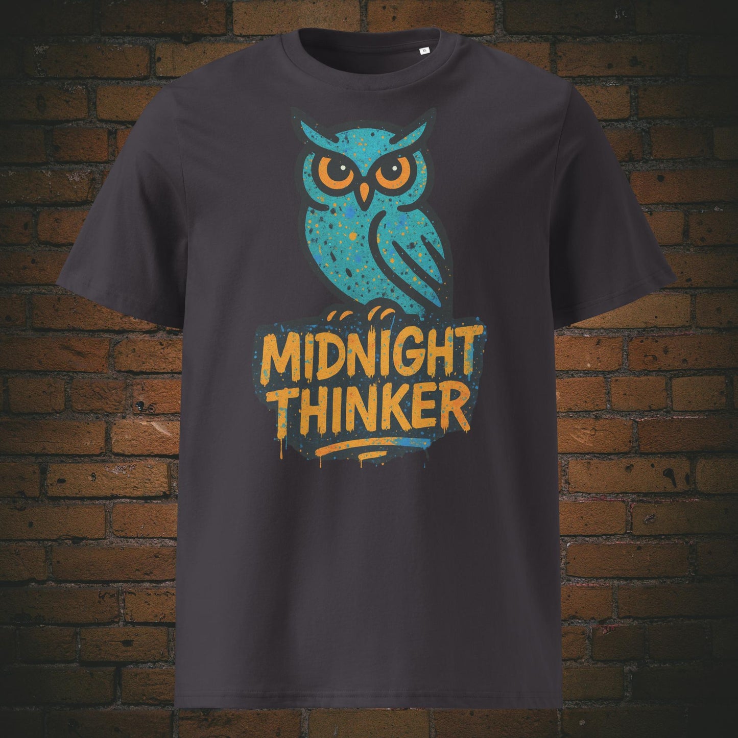 Anthrazites T-Shirt mit türkisfarbener Eule und Spruch „Midnight Thinker“, modernes Graffiti-Design mit Sprenkel-Effekt und auffälliger Typografie.