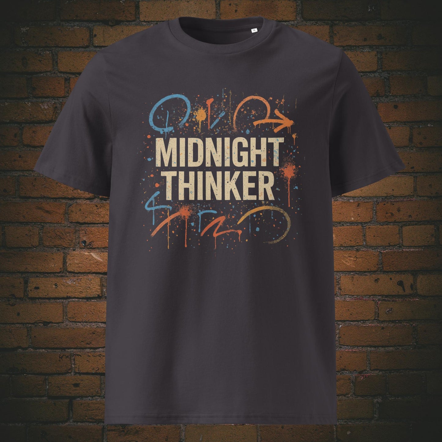 Urbanes Statement-T-Shirt mit kreativer Typografie „Midnight Thinker“ und abstrakten Grafikelementen – perfekt für Nachdenker mit Style. Shirtfarbe: Anthrazit