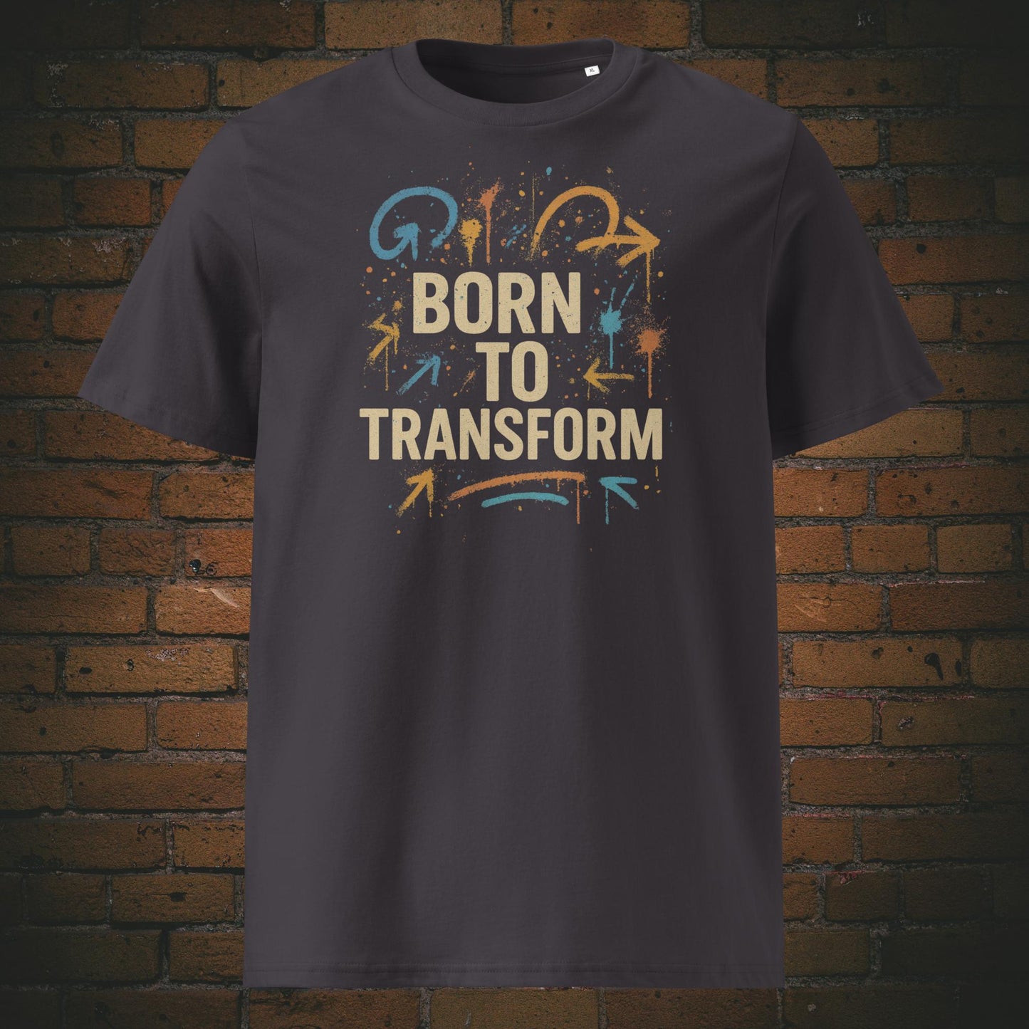 Motivierendes T-Shirt im urbanen Look mit dem Schriftzug „Born to Transform“ – kraftvolle Botschaft für Veränderung und persönliches Wachstum. Shirtfarbe: Anthrazit