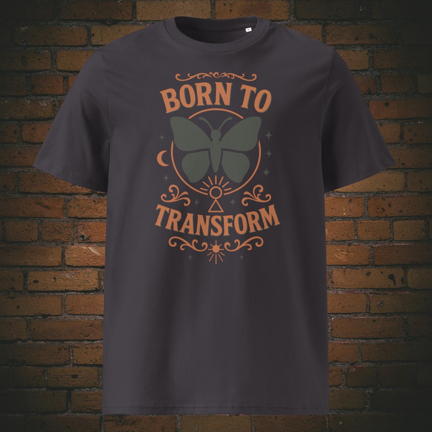 Anthrazit T-Shirt mit Schmetterlingsmotiv und Spruch „Born to Transform“, verziert mit spirituellen Symbolen wie Mond, Sternen und Schlüsselloch – Boho-inspiriertes Design.