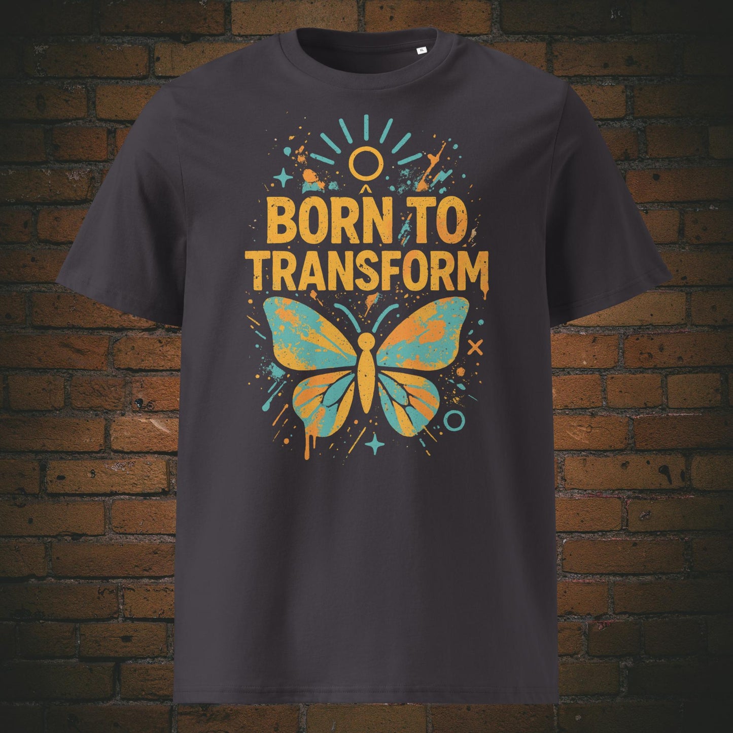 Anthrazites T-Shirt mit buntem Schmetterling und Spruch „Born to Transform“, modernes Graffiti-Design mit Farbspritzern, Sternen und Sonnenstrahlen.