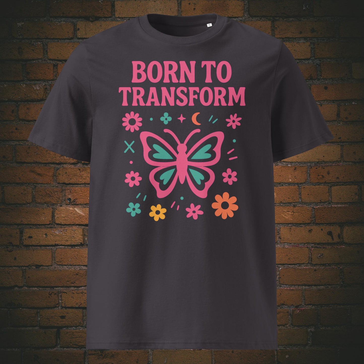 Fröhliches Statement-T-Shirt mit pink-türkisem Schmetterling und floralen Elementen – Symbol für Transformation, Freiheit und positive Energie. Shirtfarbe: Anthrazit