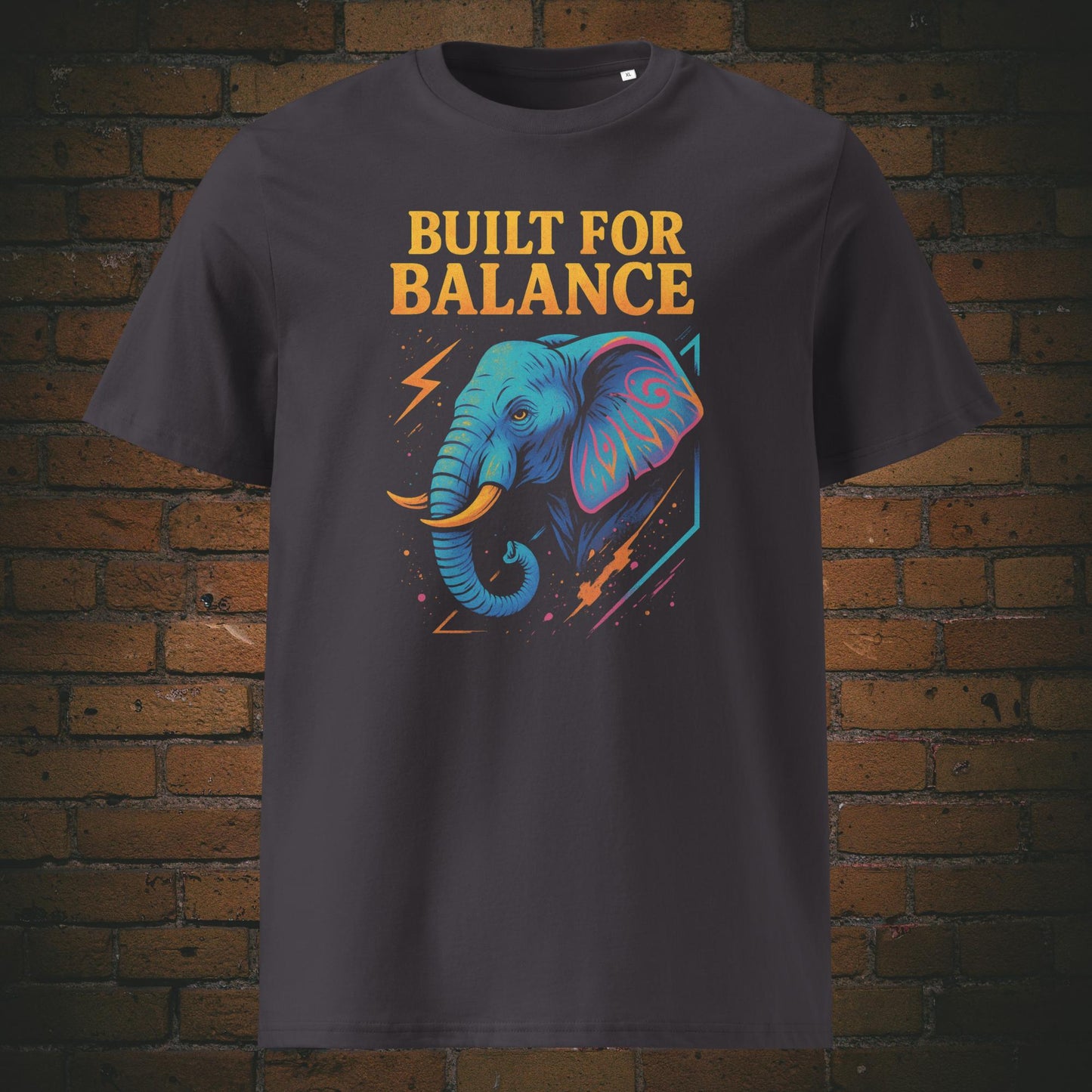 T-Shirt mit Elefanten im Urbanen Stil in hellen Farben mit Spruch: Bullt for Balnce - Shirt hat die Farbe: dunkelblau