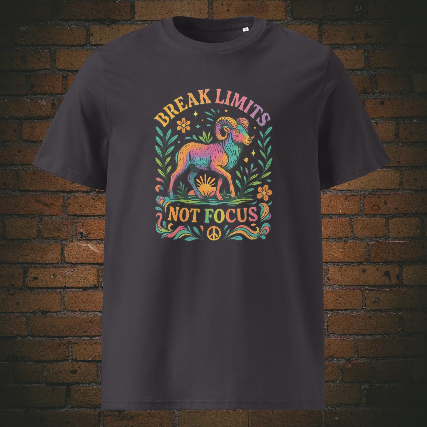 T-Shirt aus der Hippie Kollektion - Steinbock in Bunt und Spruch - gedruckt auf anthraziter Bio-Baumwolle