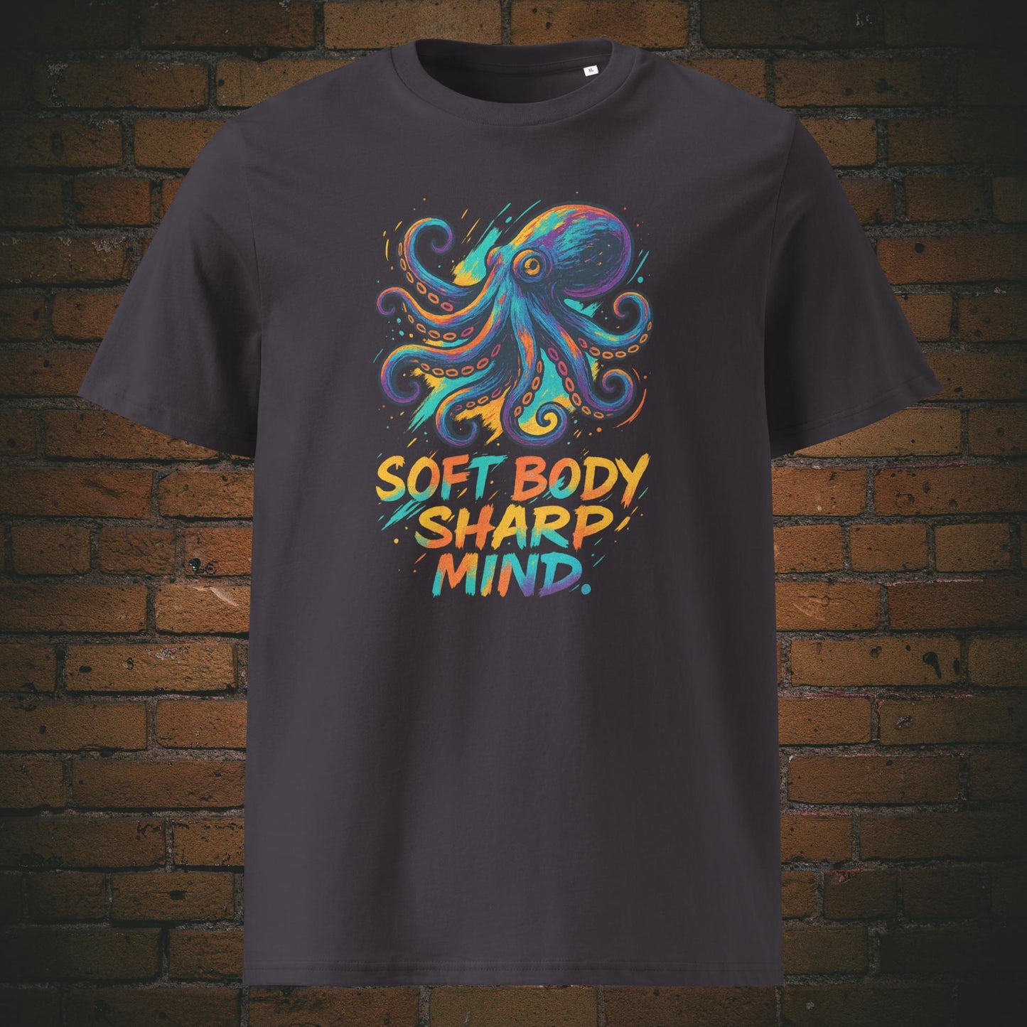 Octopus in kräftigen Farben auf Streetart Stil - Schriftzug bunt - Druck auf anthraziten t-Shirt