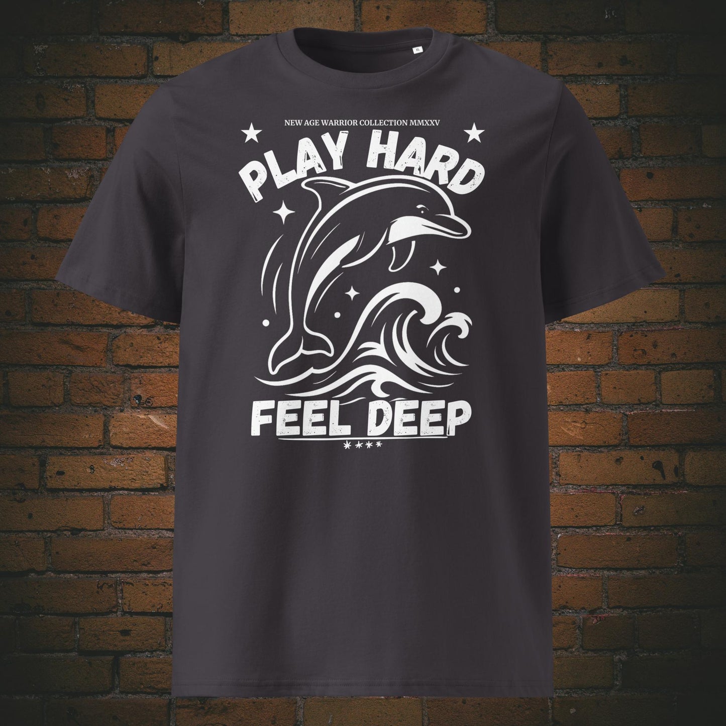 Play Hard Feel Deep – Delfin Krafttier Bio T-Shirt Unisex in der Farbe anthrazit