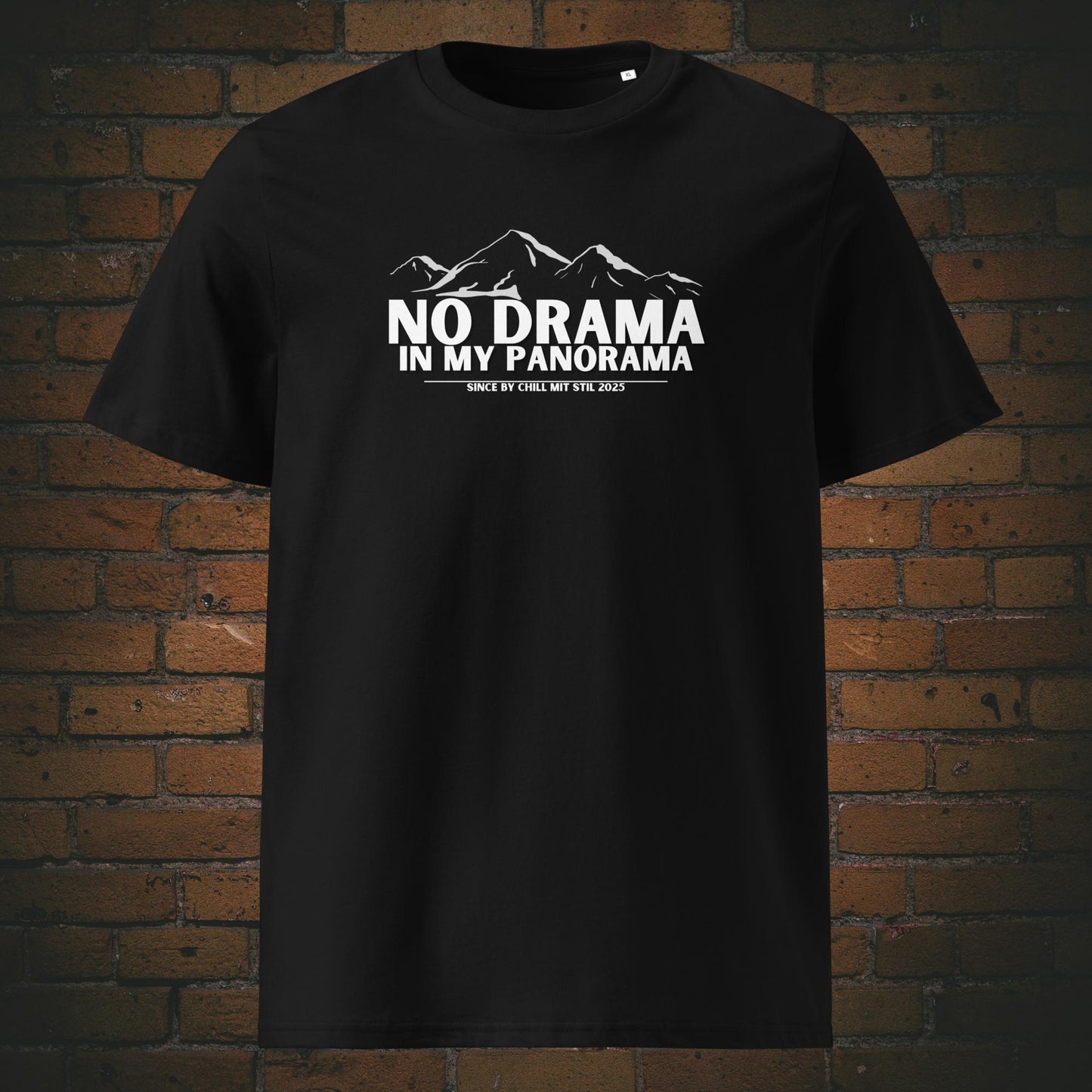 No Drama Shirt, Panorama T-Shirt Berge, Bio T-Shirt mit Statement, Unisex Shirt mit Bergmotiv, Fair Fashion mit Haltung, Weißes Sprüche T-Shirt, Veganes Streetwear Shirt, Achtsamkeit Kleidung, Naturverbunden Mode, GOTS zertifiziertes Shirt, T-Shirt Chill mit Stil, Shirt gegen Stress, Statement T-Shirt mit Logo, Slow Fashion Print, Nachhaltige Mode mit Message