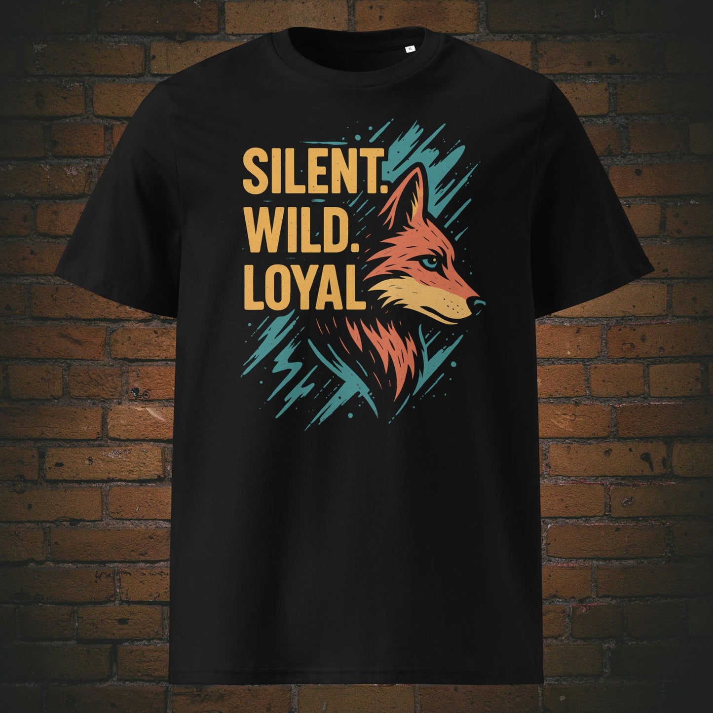 Schwarzes T-Shirt mit Fuchs-Motiv und Spruch „Silent. Wild. Loyal.“ – stilisierte Illustration in leuchtenden Farben mit dynamischem Hintergrund.