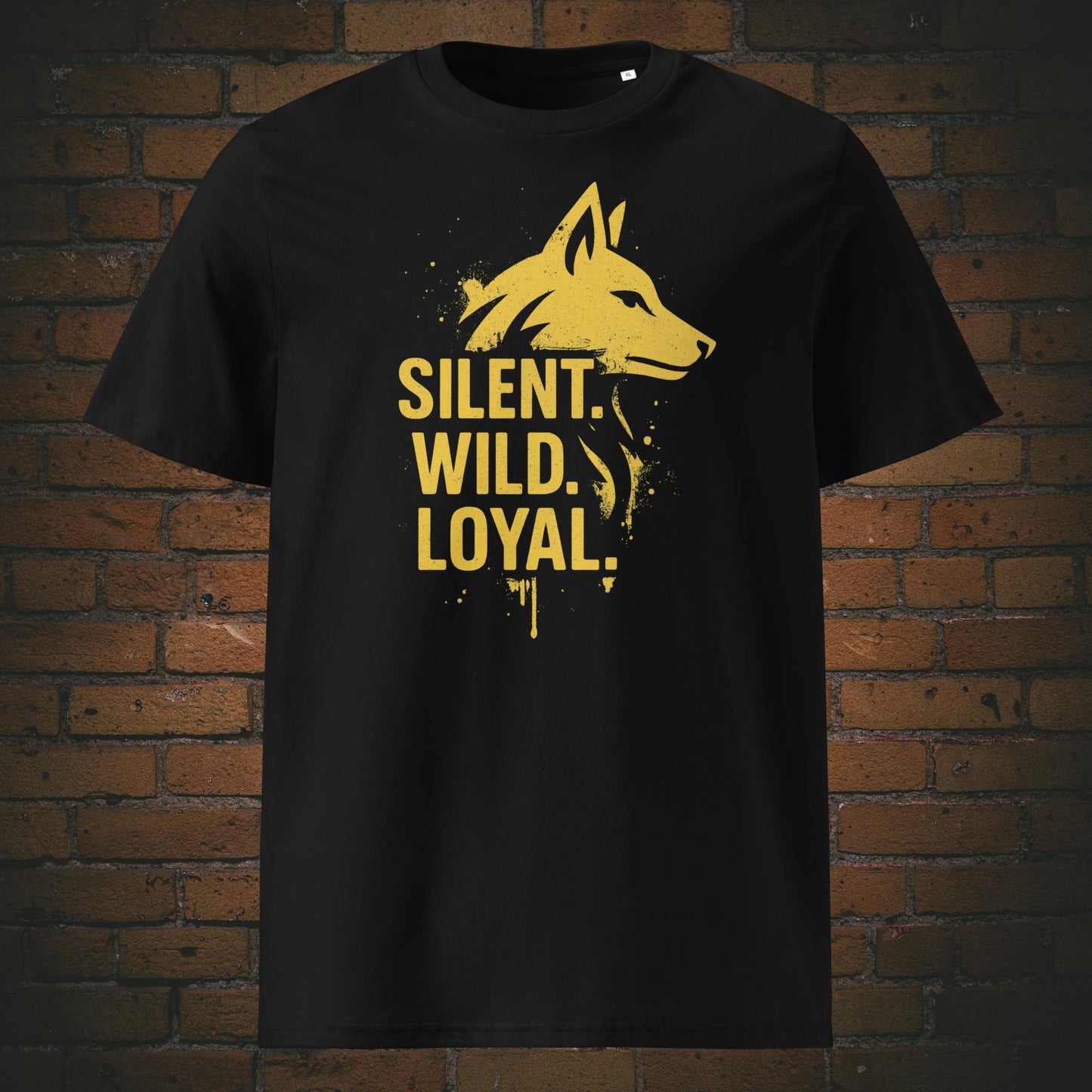 Streetstyle-T-Shirt mit minimalistischer Wolf-Silhouette in Gelb und ausdrucksstarker Typografie – Symbol für Stärke, Wildheit und Treue. Shirt in der Farbe: schwarz