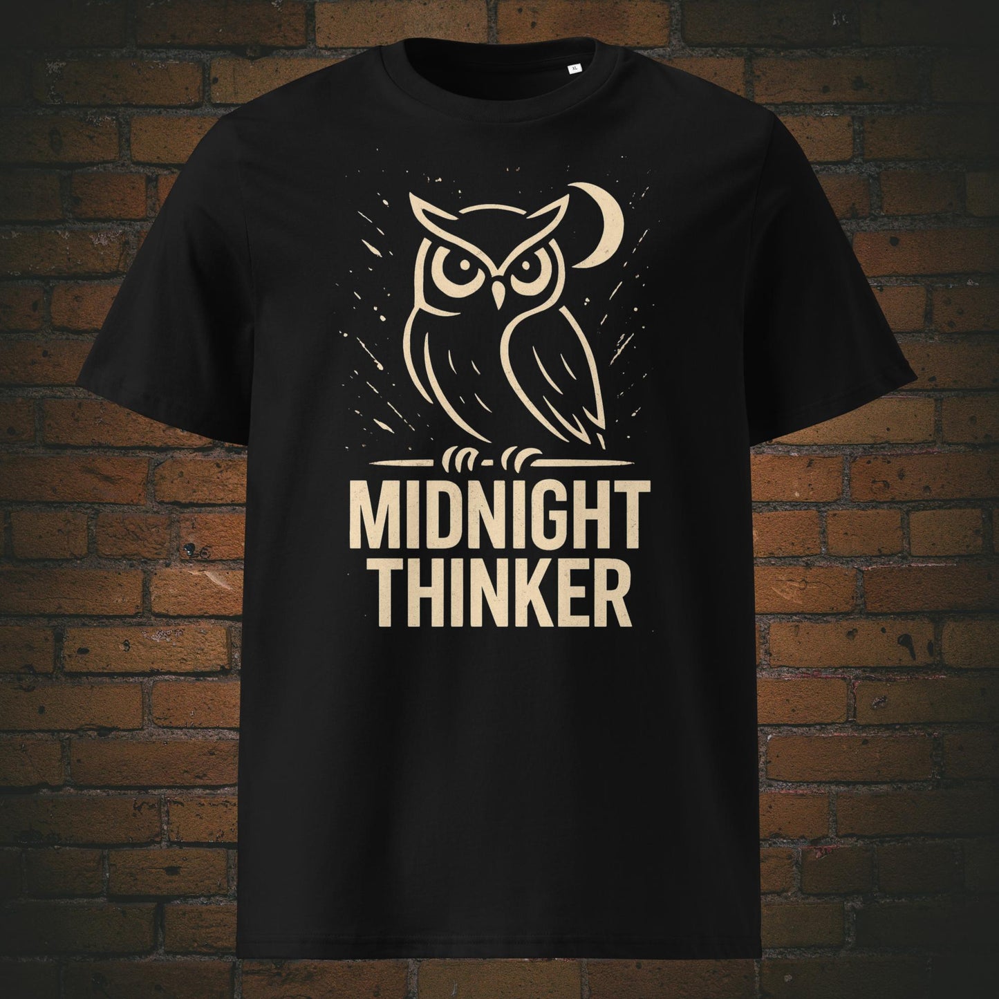 Dunkelgraues T-Shirt mit Eulenmotiv und Spruch „Midnight Thinker“, minimalistische Illustration einer Eule mit Halbmond, ideal für Nachtschwärmer. Shirtfarbe schwarz