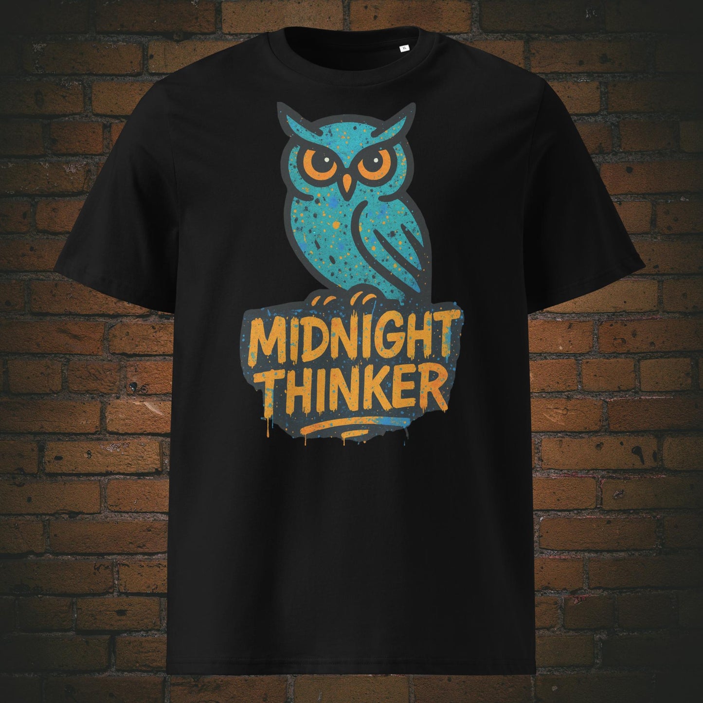 Schwarzes T-Shirt mit türkisfarbener Eule und Spruch „Midnight Thinker“, modernes Graffiti-Design mit Sprenkel-Effekt und auffälliger Typografie.