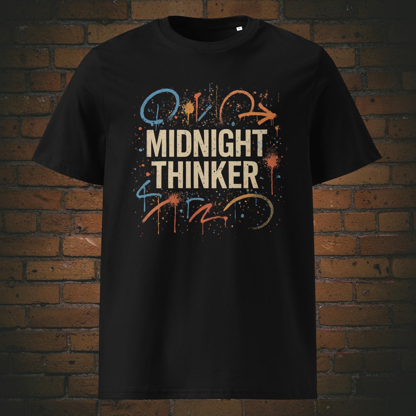 Urbanes Statement-T-Shirt mit kreativer Typografie „Midnight Thinker“ und abstrakten Grafikelementen – perfekt für Nachdenker mit Style. Shirtfarbe: schwarz