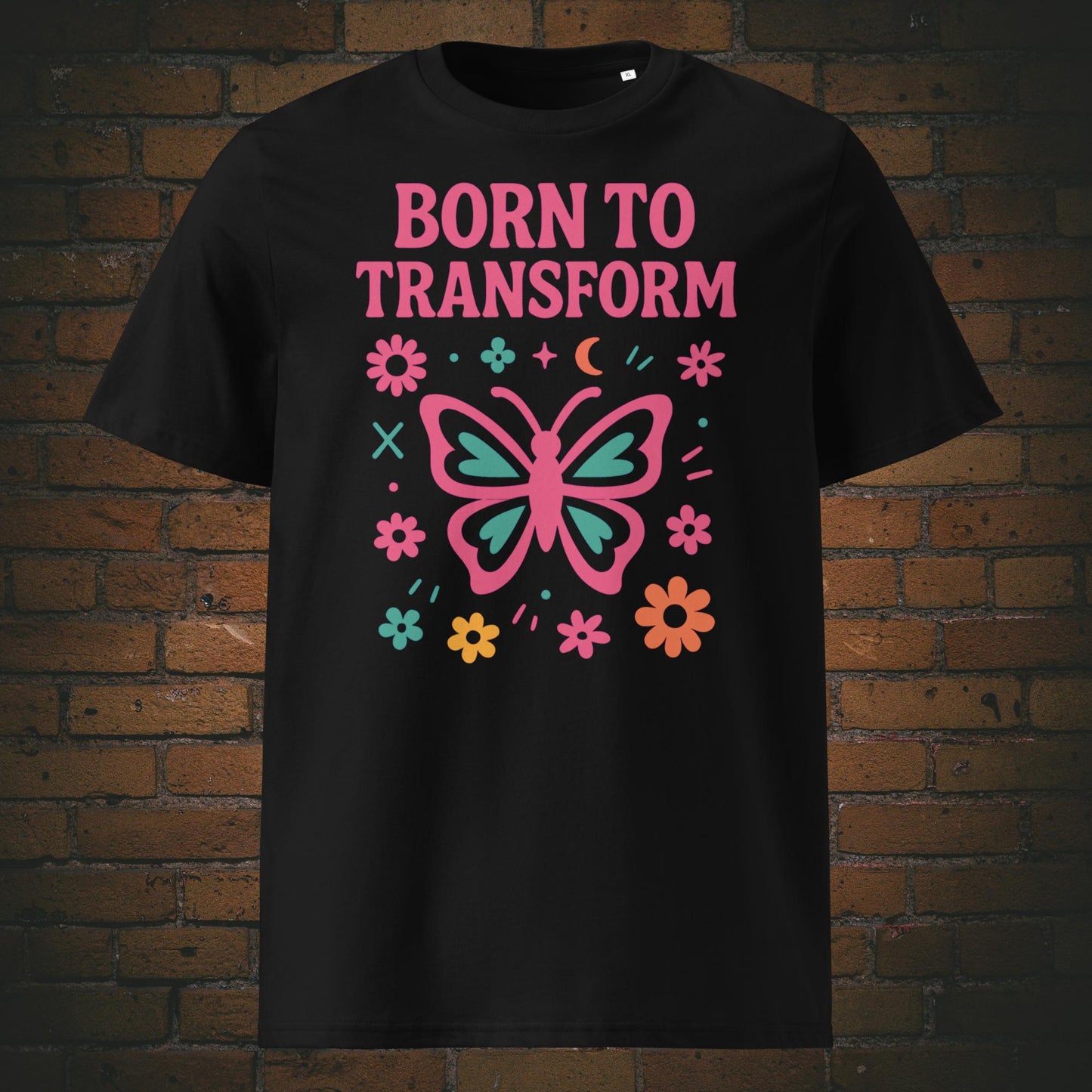 Fröhliches Statement-T-Shirt mit pink-türkisem Schmetterling und floralen Elementen – Symbol für Transformation, Freiheit und positive Energie. Shirtfarbe: schwarz