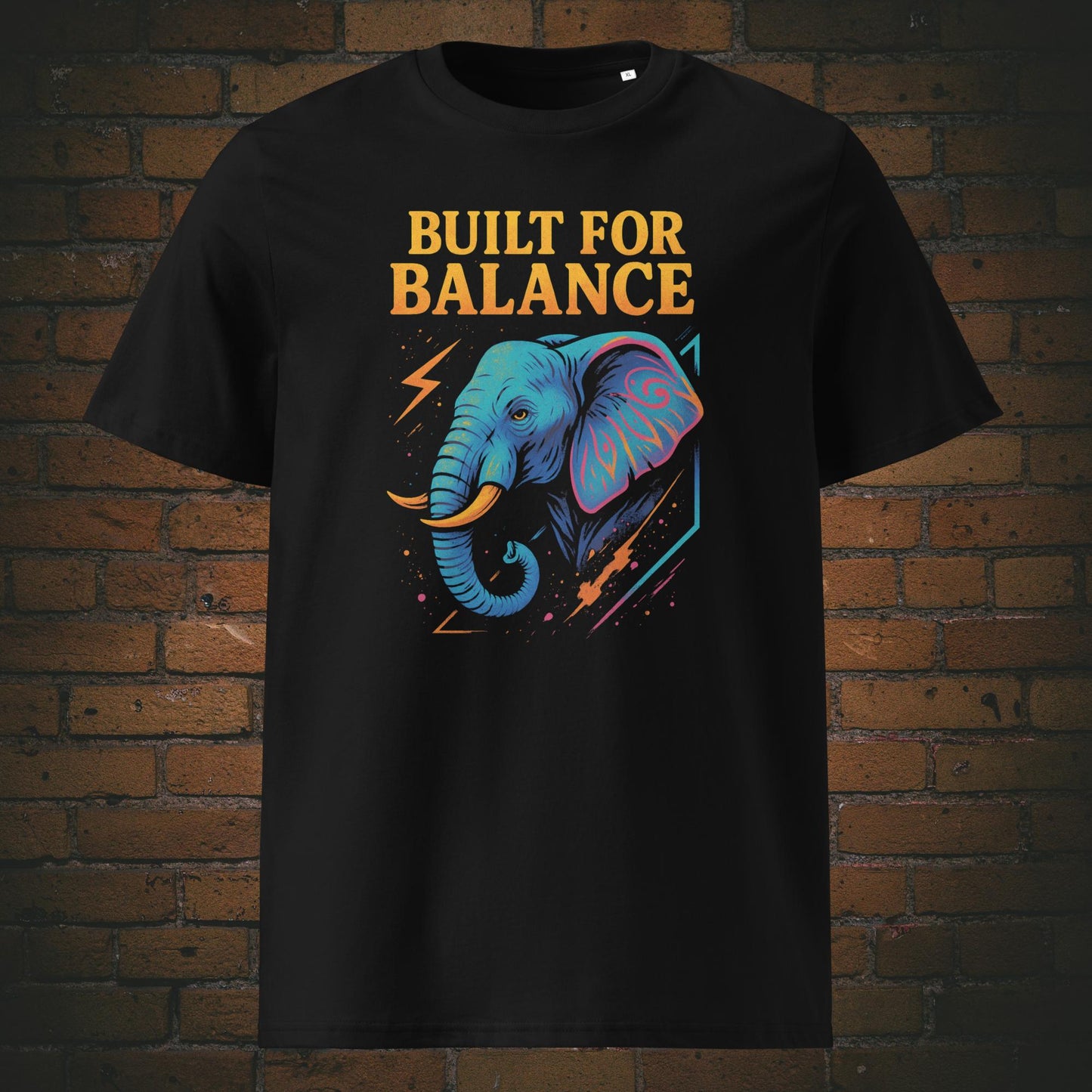 T-Shirt mit Elefanten im Urbanen Stil in hellen Farben mit Spruch: Bullt for Balnce - Shirt hat die Farbe: schwarz
