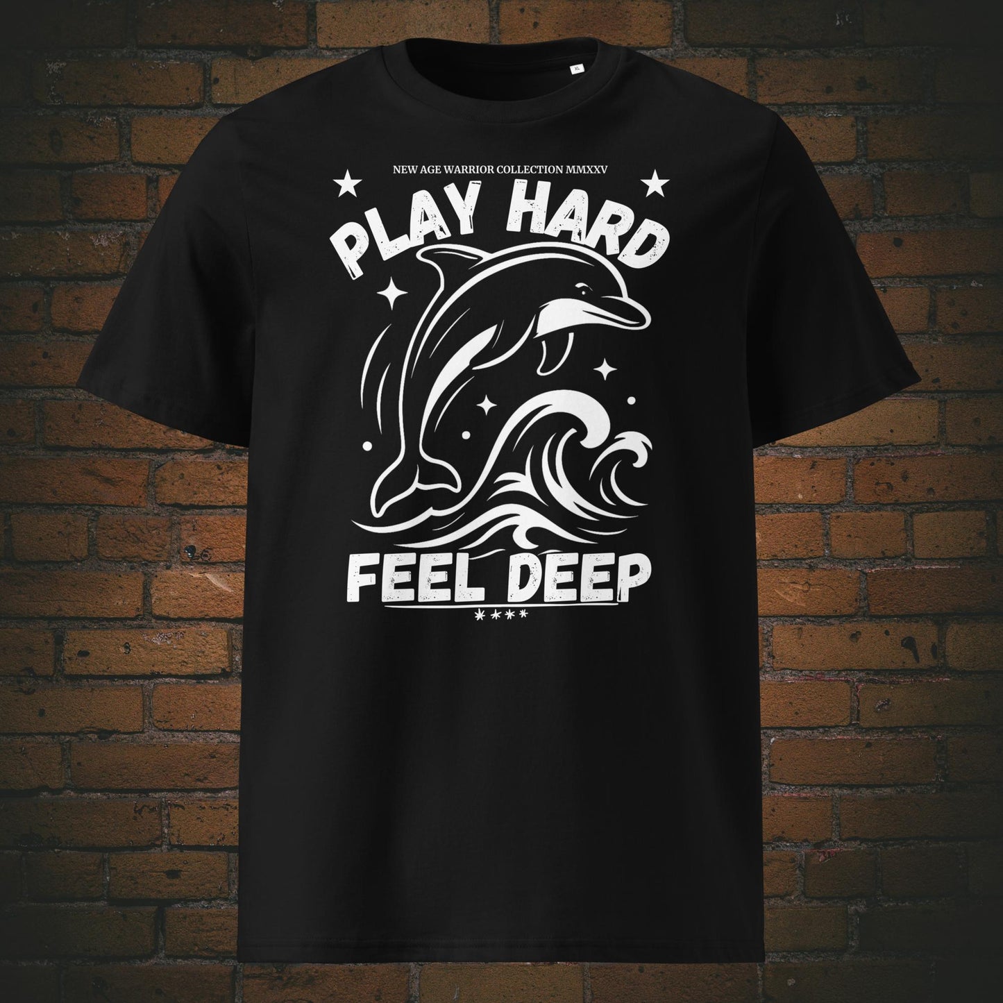 Play Hard Feel Deep – Delfin Krafttier Bio T-Shirt Unisex in der Farbe schwarz