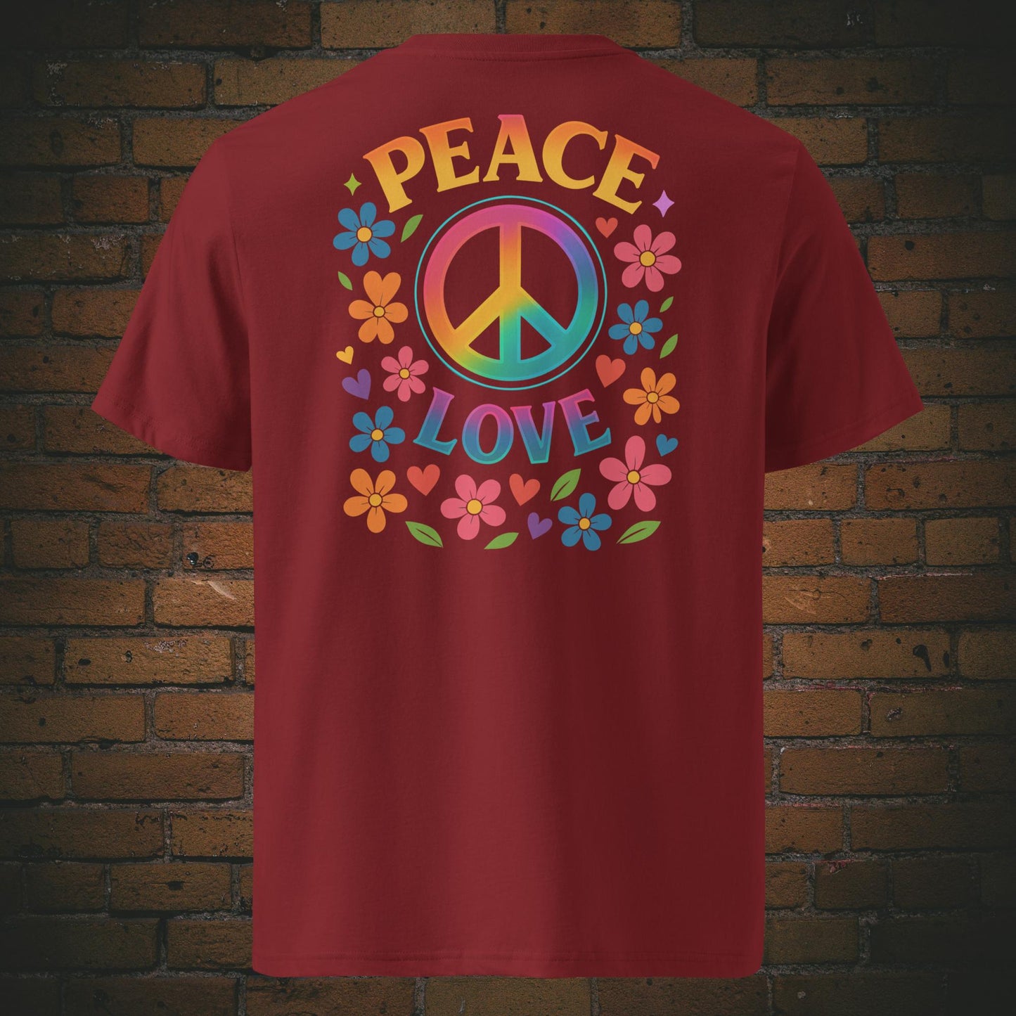 T-Shirts mit buntem Peace-Zeichen und „Peace Love“-Spruch, umgeben von Blumen und Herzen im Hippie-Stil, Front- und Rückenansicht in weinrot