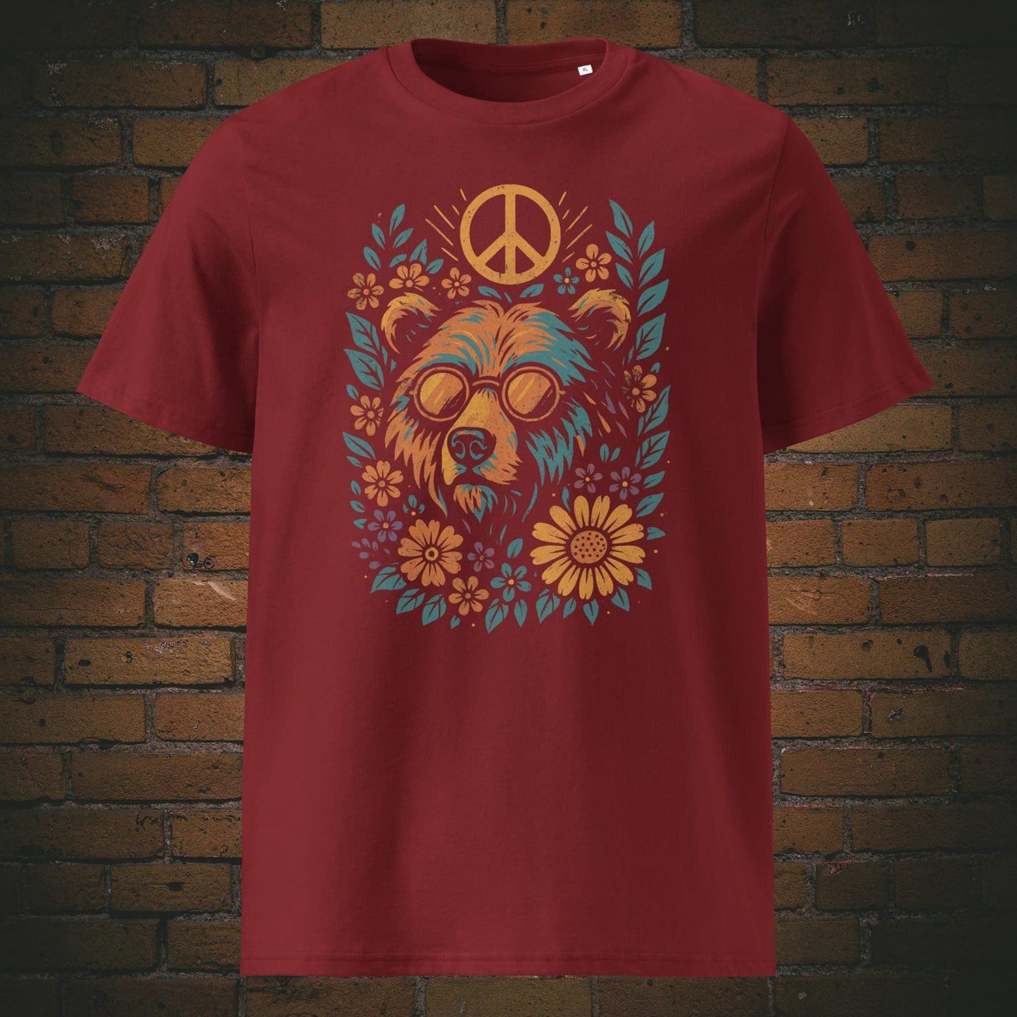 Weinrot farben T-Shirt mit buntem Hippie-Bären-Motiv, umgeben von Blumen und Peace-Zeichen, Retro-Stil mit Sonnenbrille und floraler Verzierung.