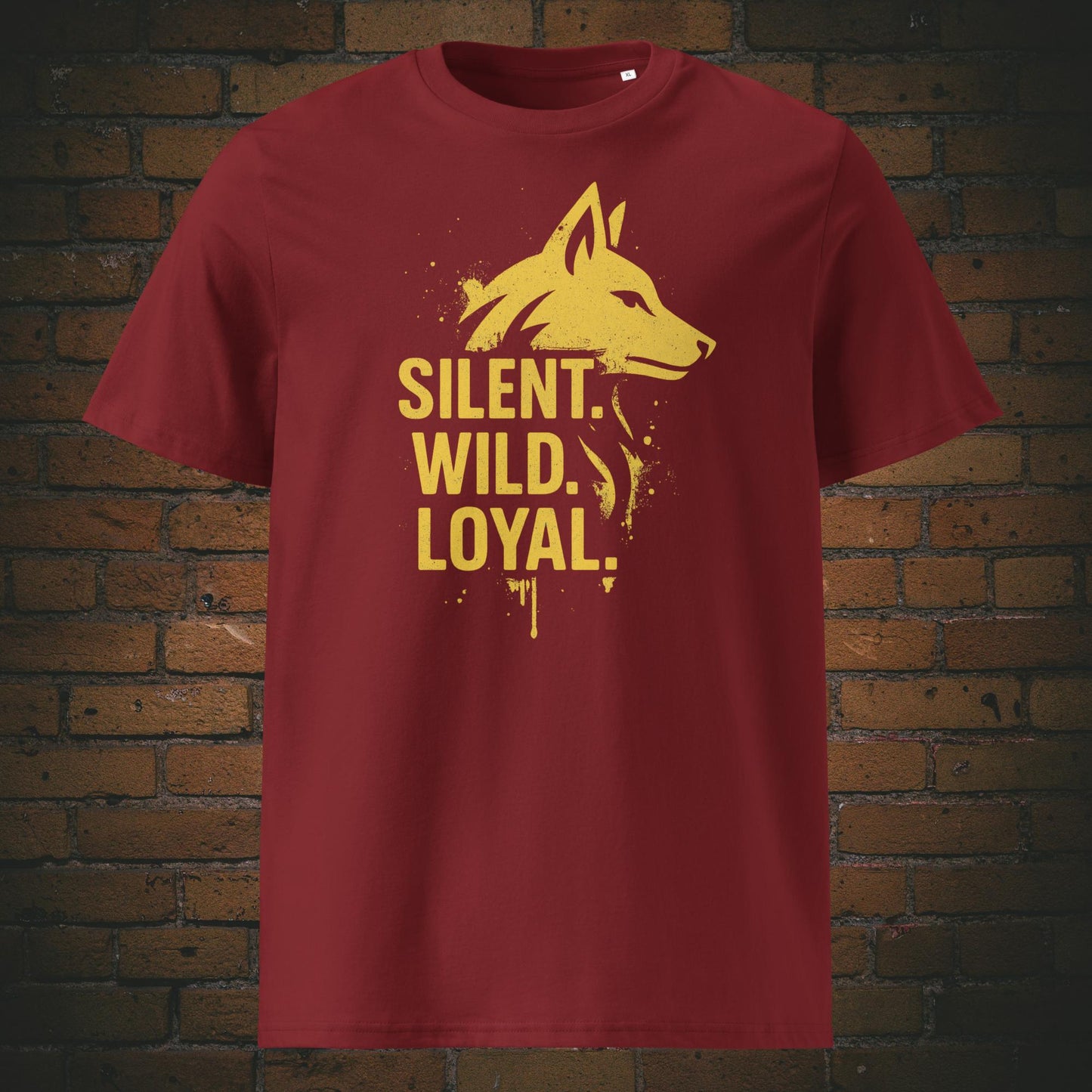 Streetstyle-T-Shirt mit minimalistischer Wolf-Silhouette in Gelb und ausdrucksstarker Typografie – Symbol für Stärke, Wildheit und Treue. Shirt in der Farbe: Weinrot