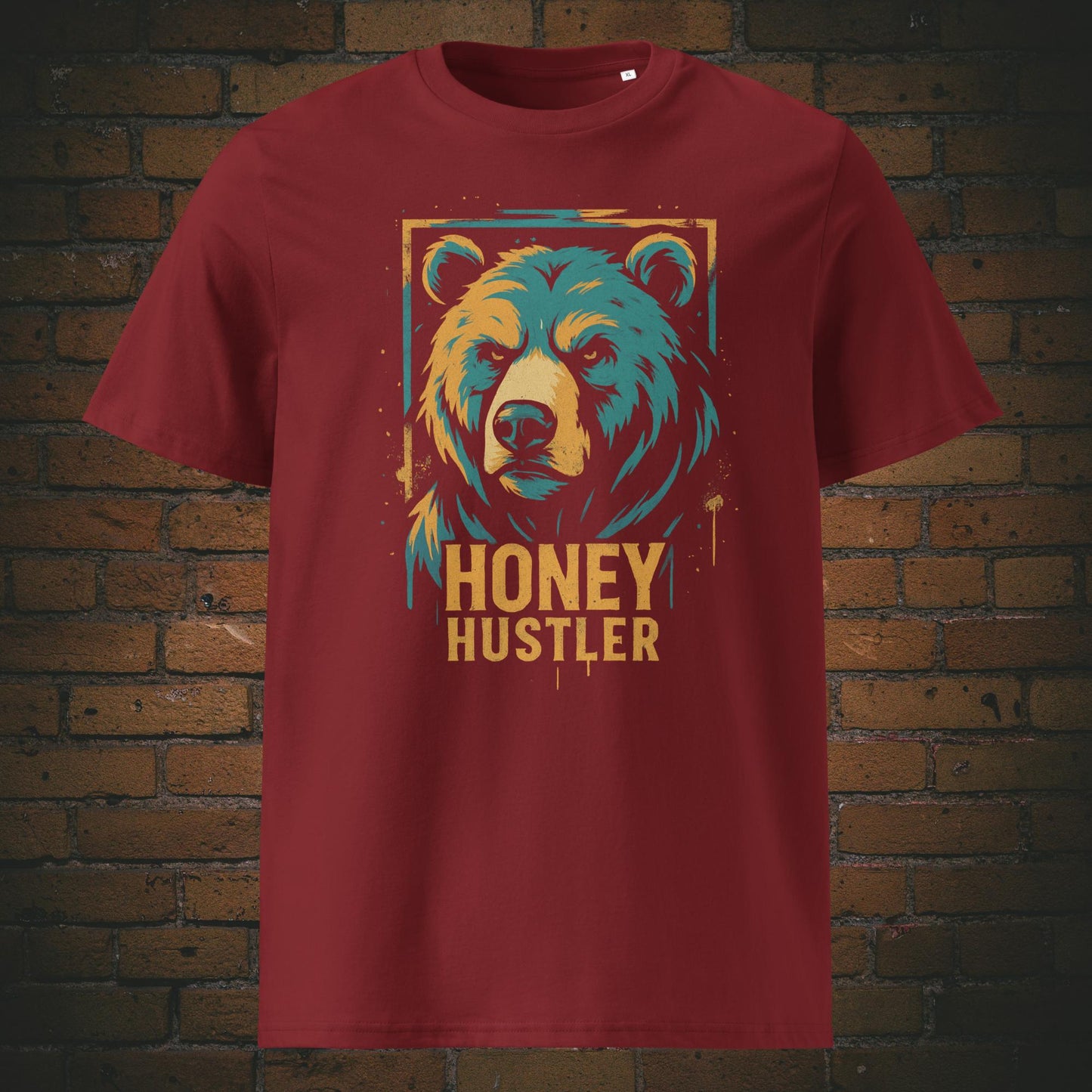 T-Shirt mit stylischem Bärenkopf im Graffiti-Look, kombiniert mit frechem Spruch „Honey Hustler“ – ideal für starke Charaktere mit Humor. Shirtfarbe: weinrot