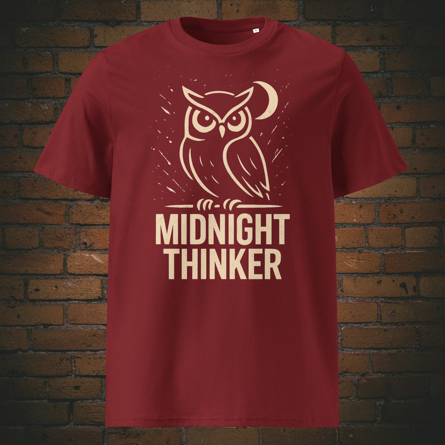 Dunkelgraues T-Shirt mit Eulenmotiv und Spruch „Midnight Thinker“, minimalistische Illustration einer Eule mit Halbmond, ideal für Nachtschwärmer. Shirtfarbe weinrot