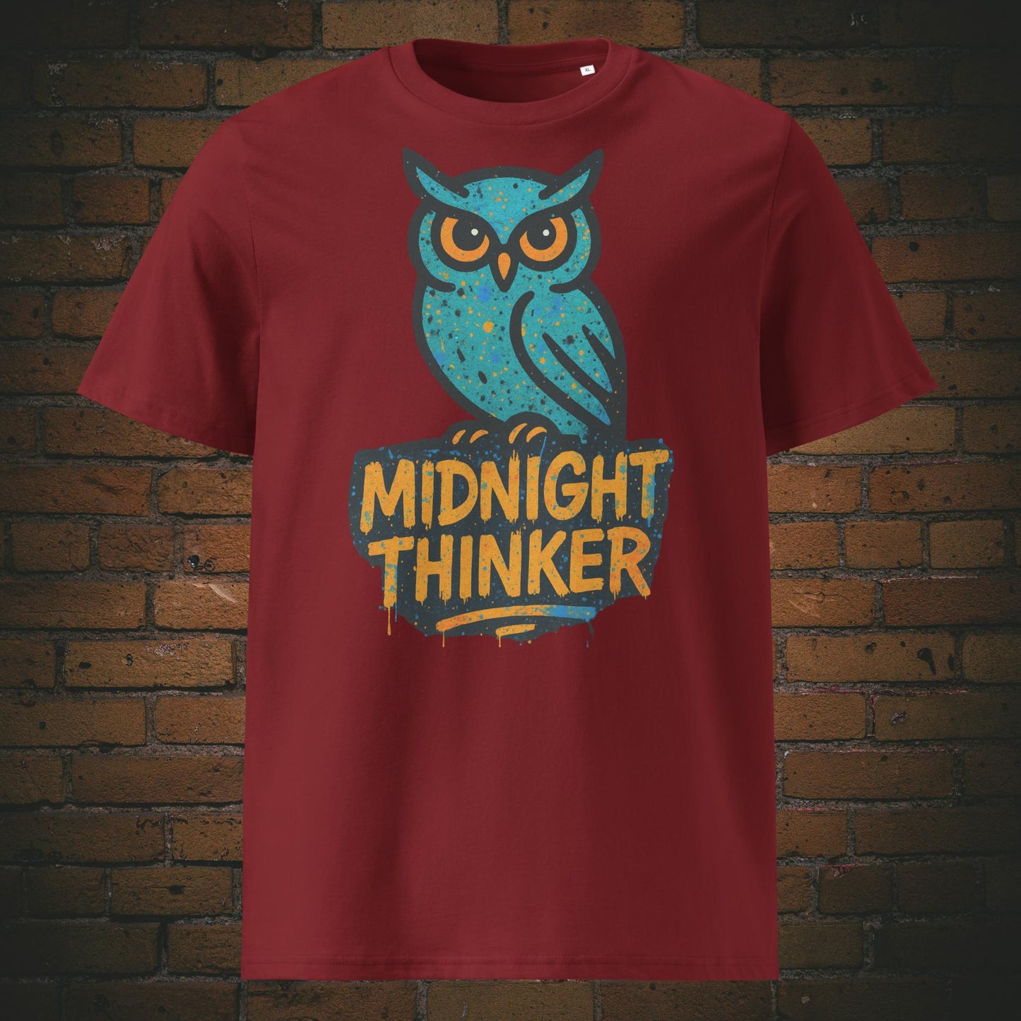 Weinrotes T-Shirt mit türkisfarbener Eule und Spruch „Midnight Thinker“, modernes Graffiti-Design mit Sprenkel-Effekt und auffälliger Typografie.