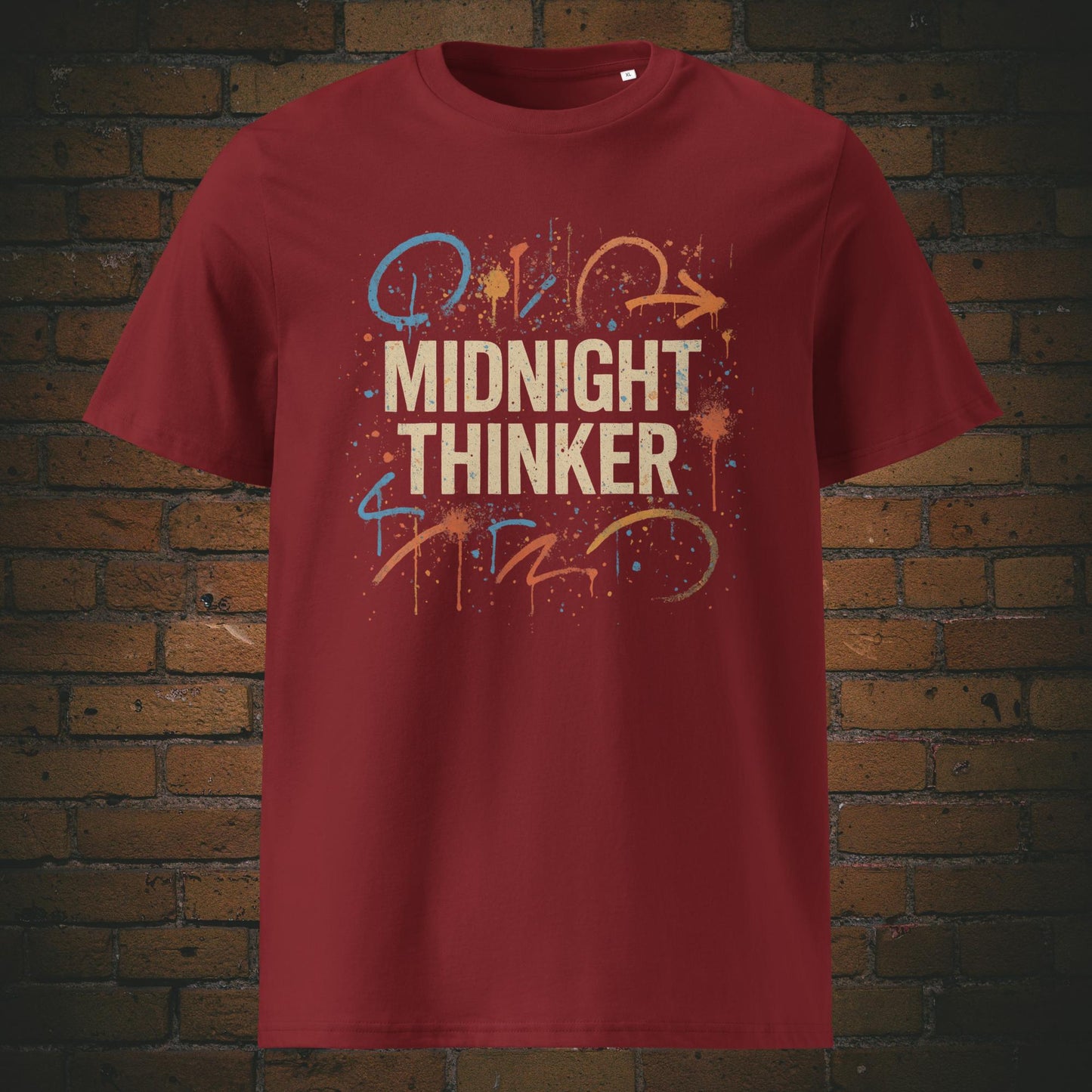 Urbanes Statement-T-Shirt mit kreativer Typografie „Midnight Thinker“ und abstrakten Grafikelementen – perfekt für Nachdenker mit Style. Shirtfarbe: weinrot