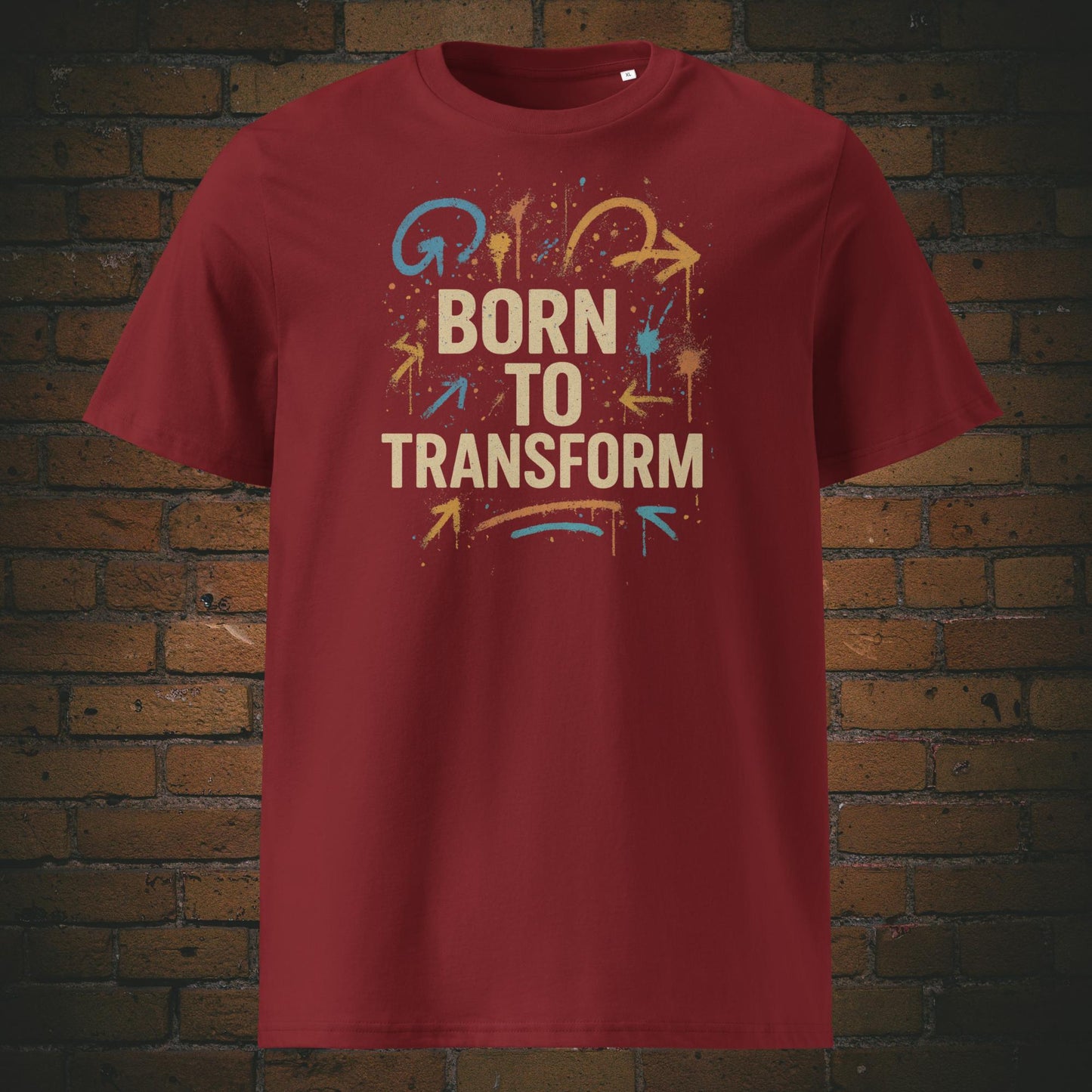 Motivierendes T-Shirt im urbanen Look mit dem Schriftzug „Born to Transform“ – kraftvolle Botschaft für Veränderung und persönliches Wachstum. Shirtfarbe: weinrot