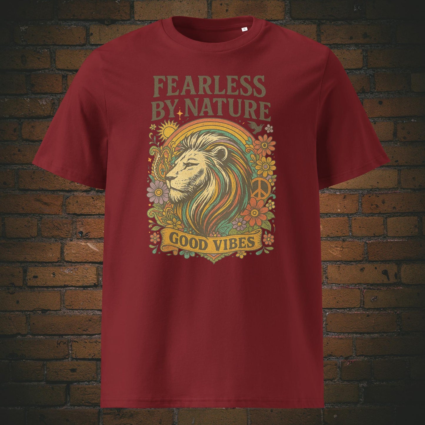 Löwenkopf mit Blumen im Hippie Style und Spruch - T-Shirt hat die Farbe: weinrot