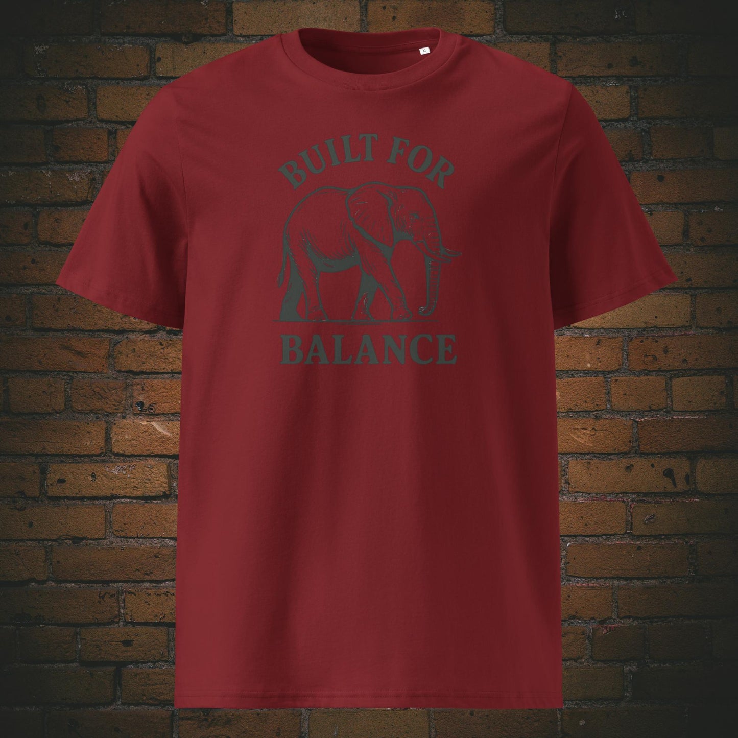 Elefanten-T-Shirt "Built for Balance" - Minimalistisch schwarz - Shirtfarbe: Weinrot