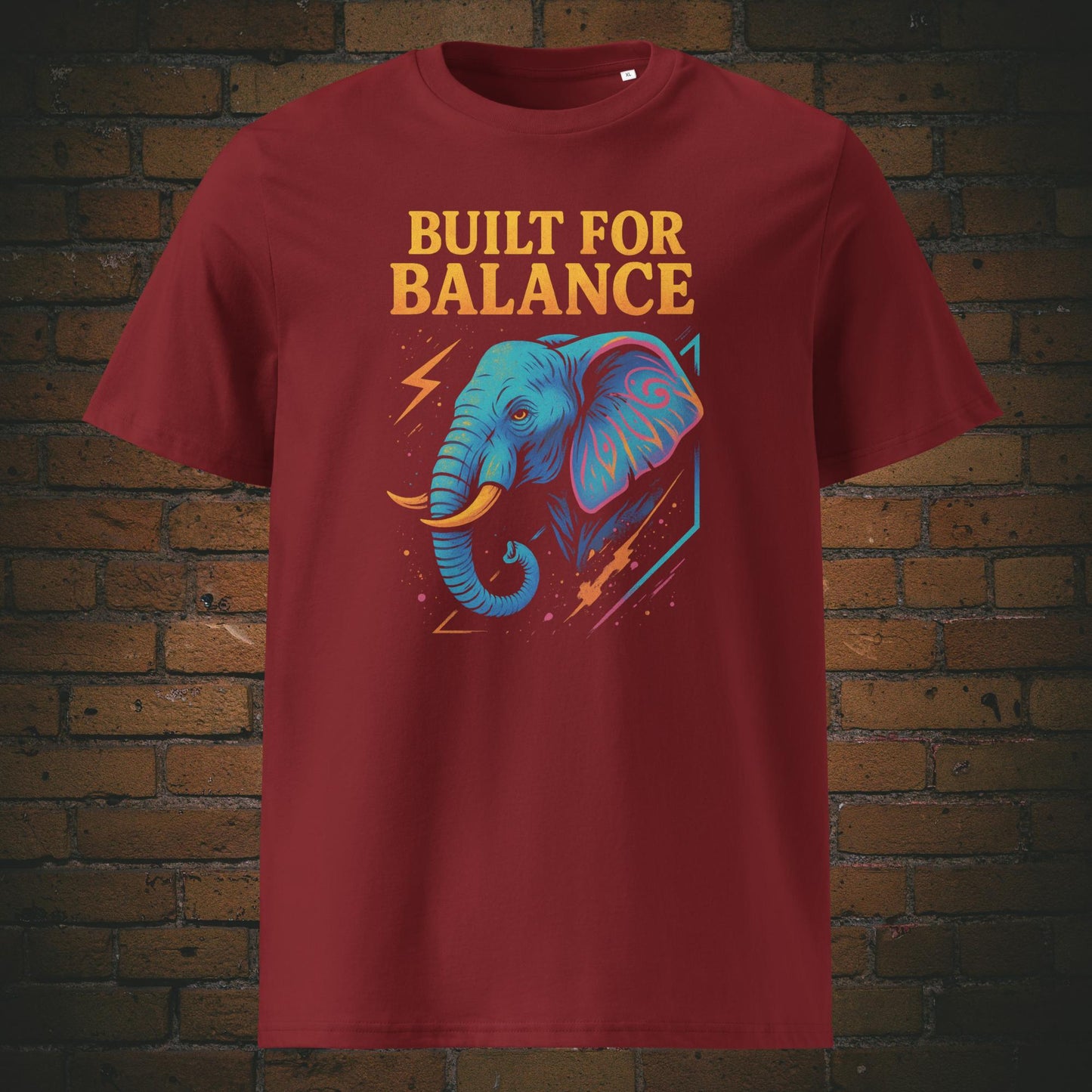 T-Shirt mit Elefanten im Urbanen Stil in hellen Farben mit Spruch: Bullt for Balnce - Shirt hat die Farbe: weinrot