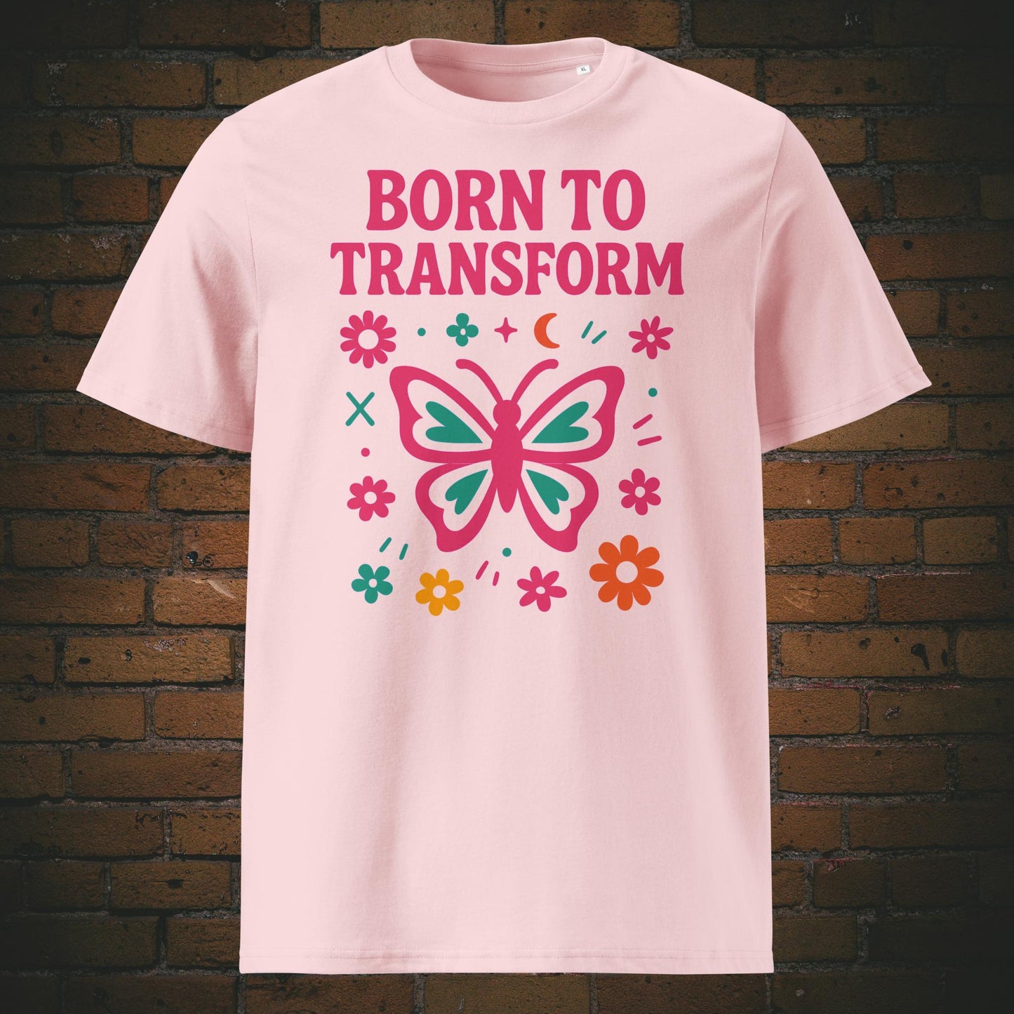 Fröhliches Statement-T-Shirt mit pink-türkisem Schmetterling und floralen Elementen – Symbol für Transformation, Freiheit und positive Energie. Shirtfarbe: Rosa