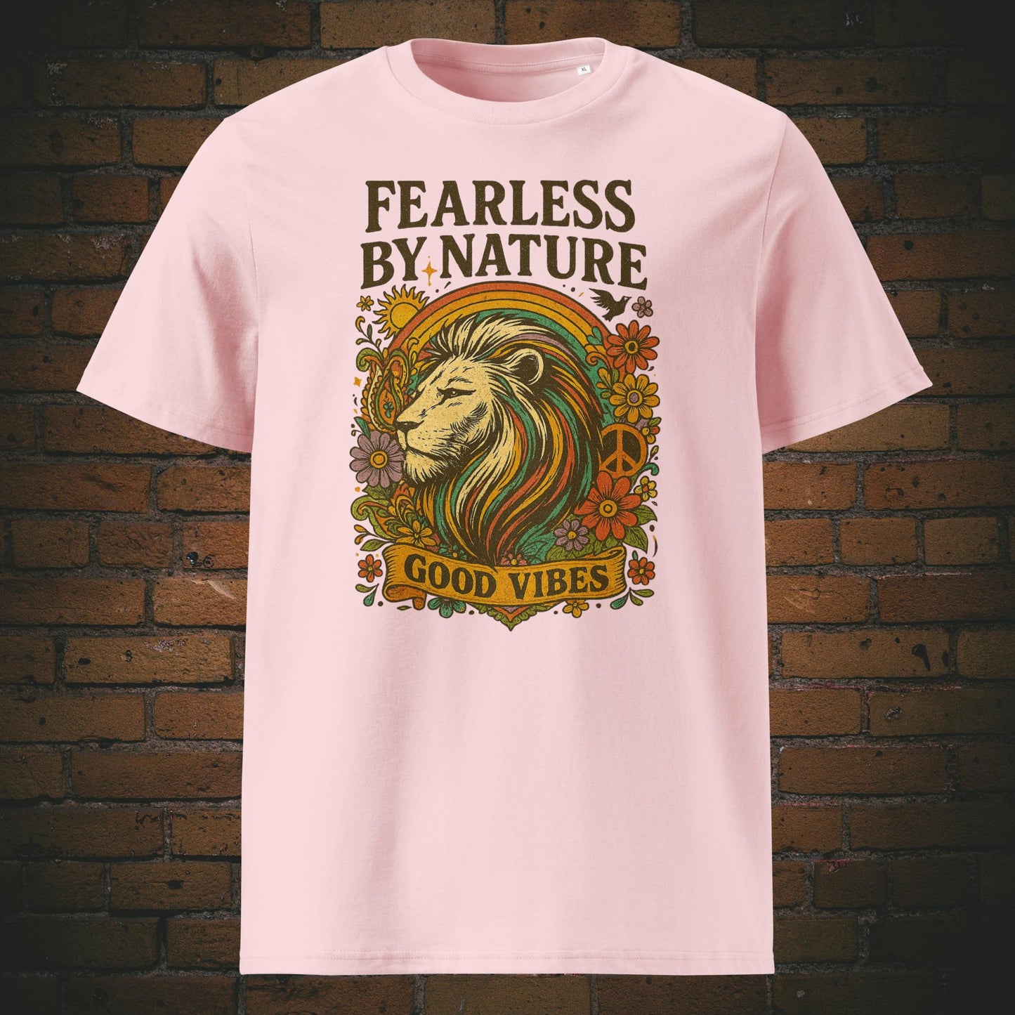 Löwenkopf mit Blumen im Hippie Style und Spruch - T-Shirt hat die Farbe: rosa