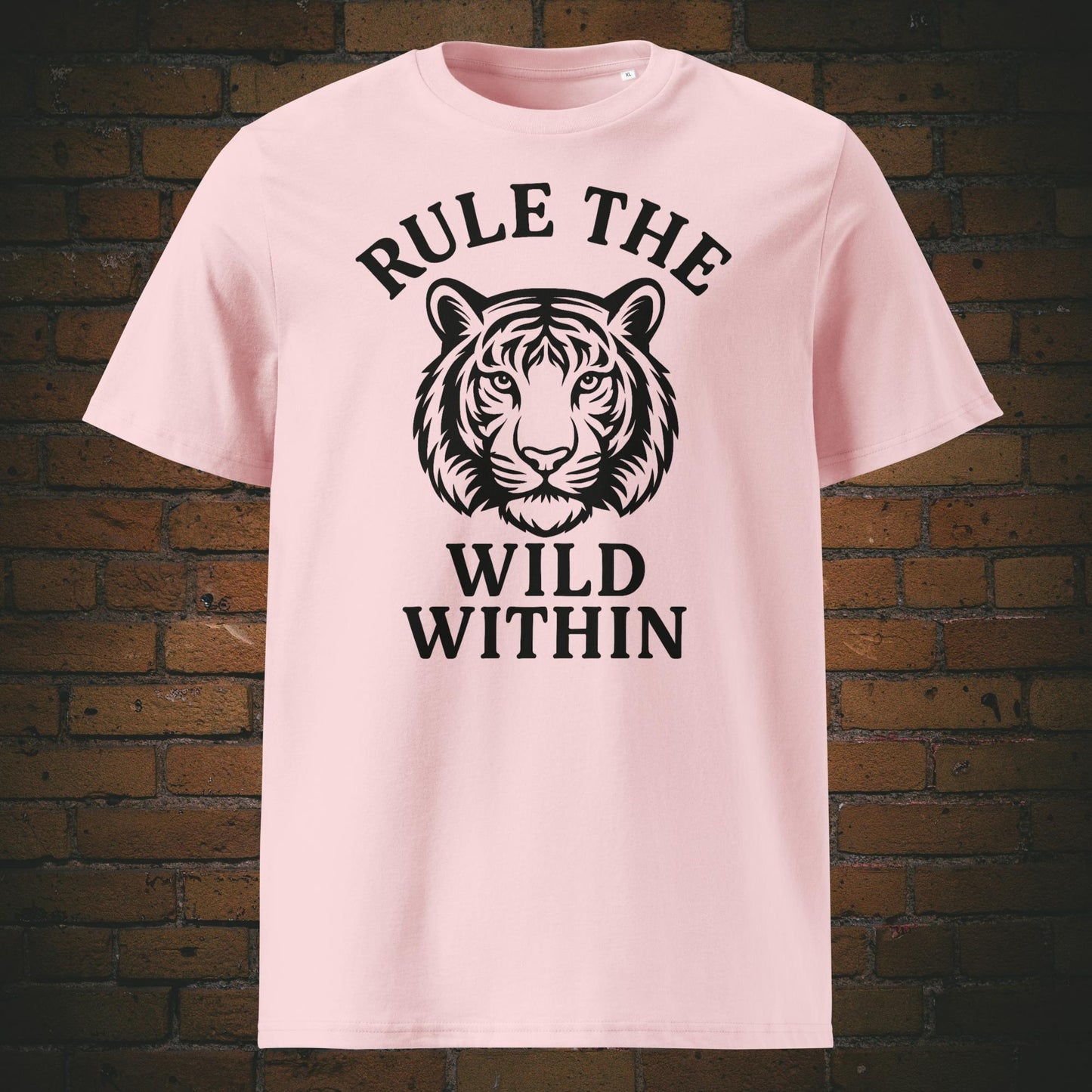 Rule the Wild Within Bio-T-Shirt – minimalistisches Tigerdesign mit Spruch - Shirtfarbe: rosa