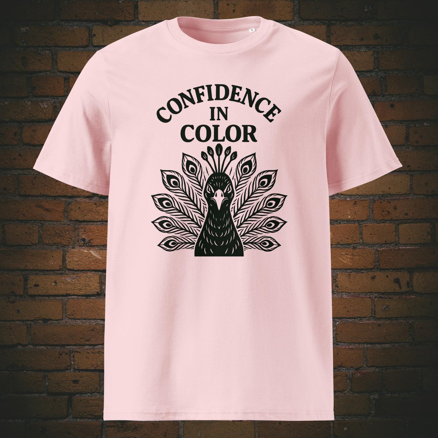 Krafttier Pfau Bio-T-Shirt – Confidence in Color Motiv in schwarz - Shirt hat die Farbe: Rosa