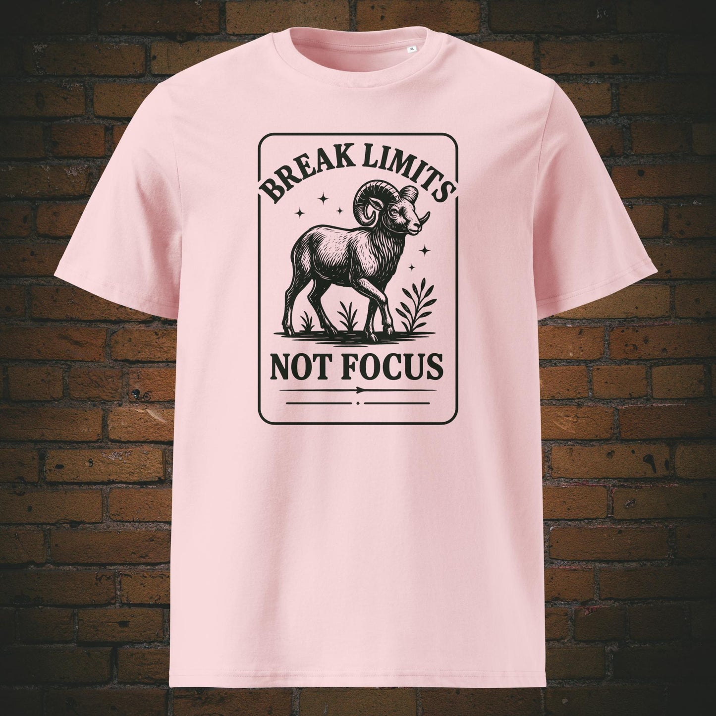 Krafttier Steinbock - minimalistisch Schwarzes Design - Spruch: Break Limits, Not Focus - gedruckt auf T-Shirt in der Farbe: Rosa